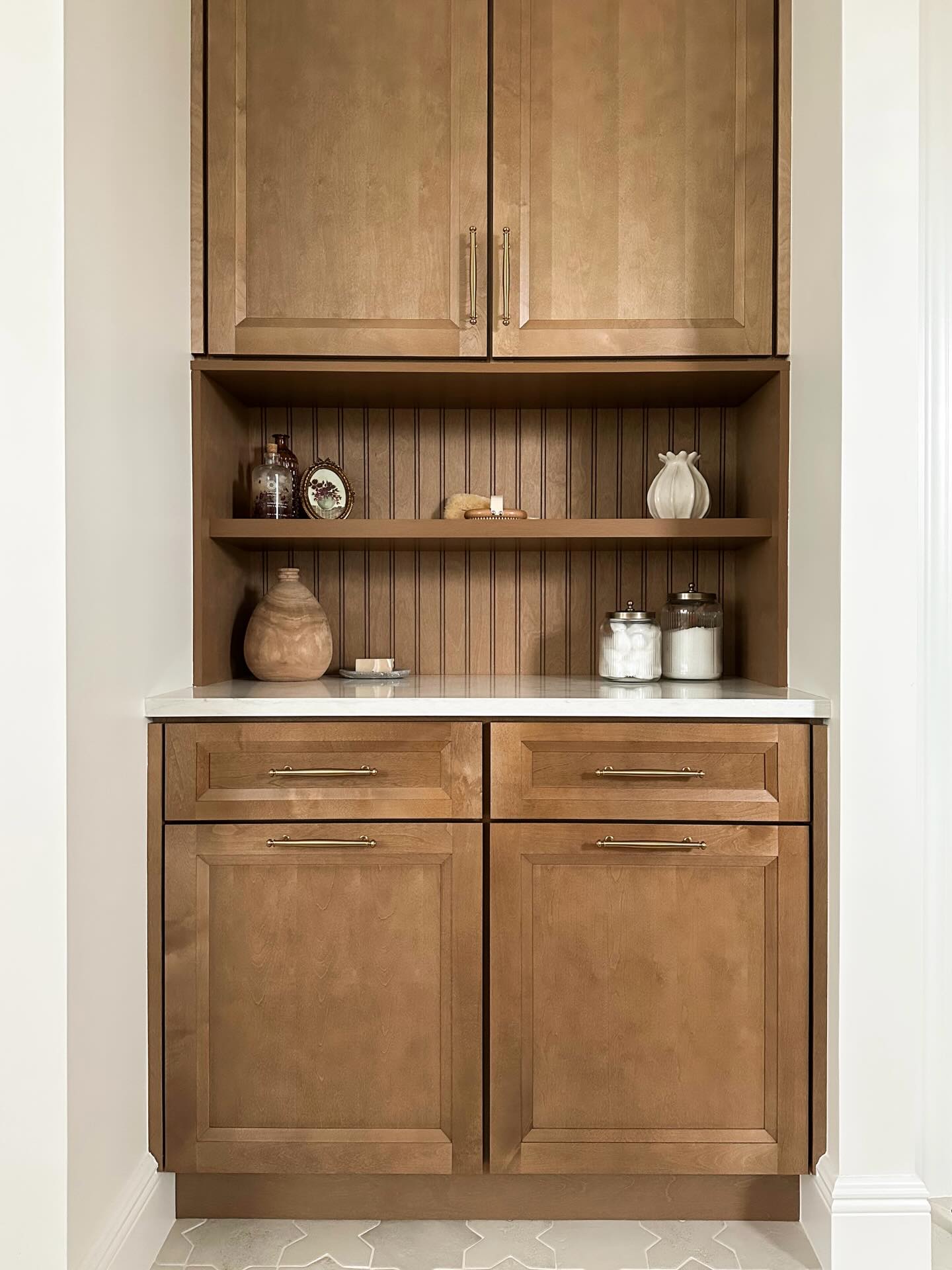 Millwork details quietly define the character of a space.
I’m always drawn to simple cabinetry paired with natural materials. Warm, timeless, and intentional.
#architecturalinteriors
#millworkdesign
#palmbeachinteriordesign