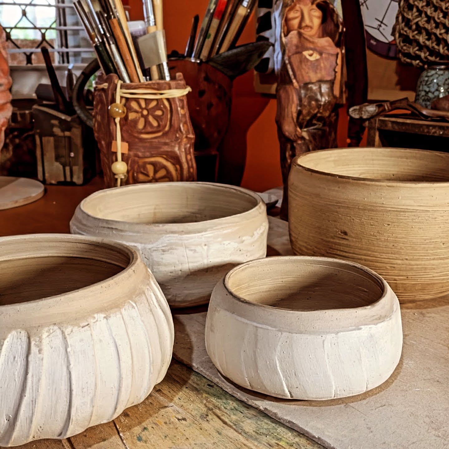 There’s something I keep coming back to with bowl forms… the simplicity of them, and how much they can hold. I love throwing these shapes—finding that balance between curve and openness, weight and lightness. They’re so functional, made to be used and lived with, but they also carry something quieter… a sense of holding, of offering, of gathering. 🧡
..
#sunshinecoastartists #homedecor #potterybowls #sunshinecoastpotters #inthestudio