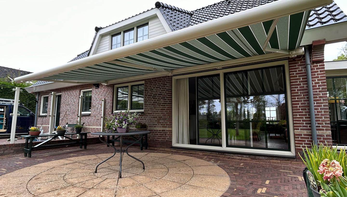Vandaag een mooi @rainbowsol_zonwering Balero XL knikarmscherm gemonteerd in Anna Paulowna. Het scherm is maar liefst 7meter breed en heeft 3 armen. Een geslaagd project zo💪🏻 #rainbowsol #knikarmscherm #ral9001 #somfy #zwaar
