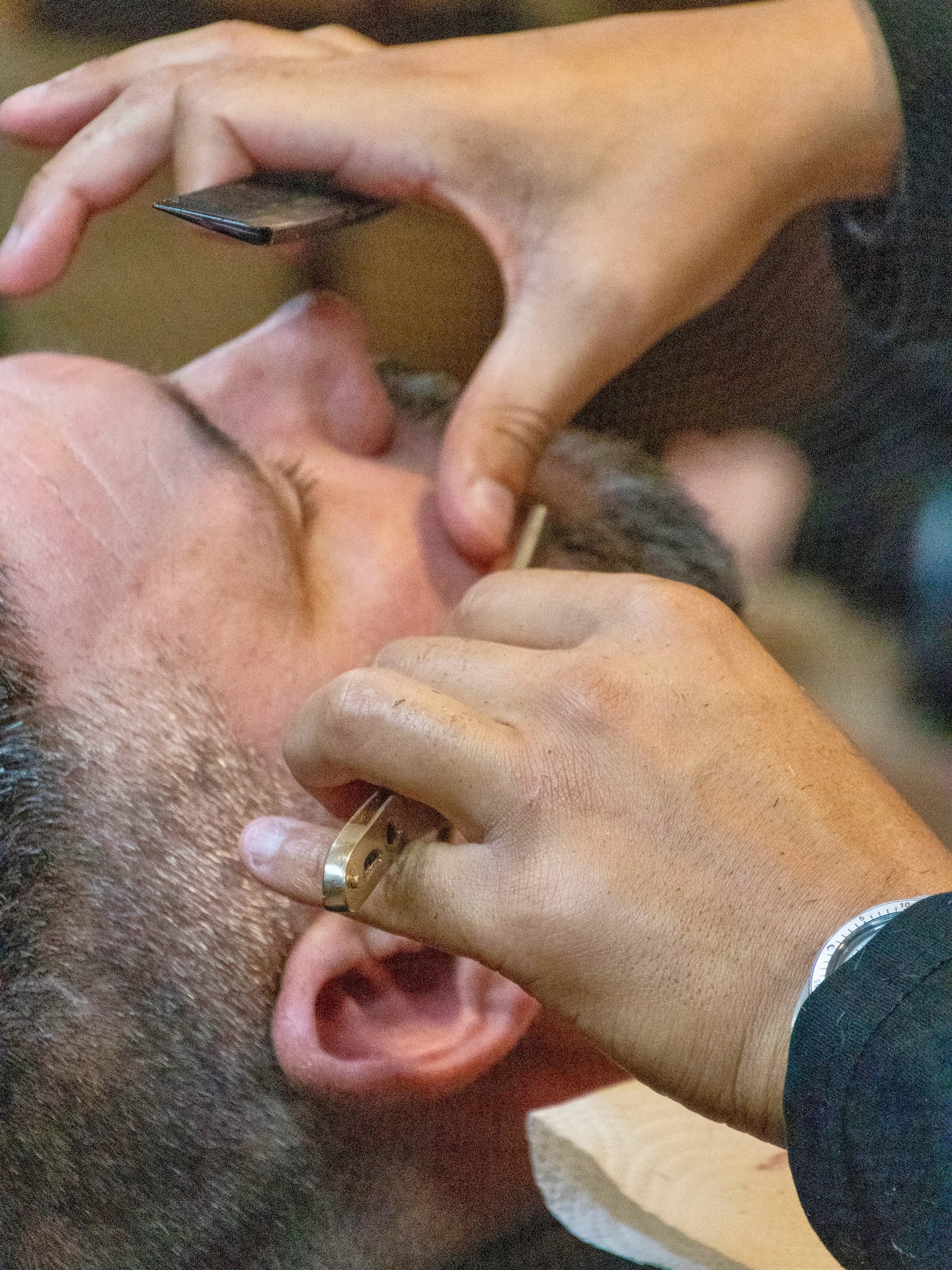 Sharp steel. Smooth finish. Nothing beats a classic straight razor shave. 🪒
#royalsbarbershop #barbershoproyals #straightrazorshave