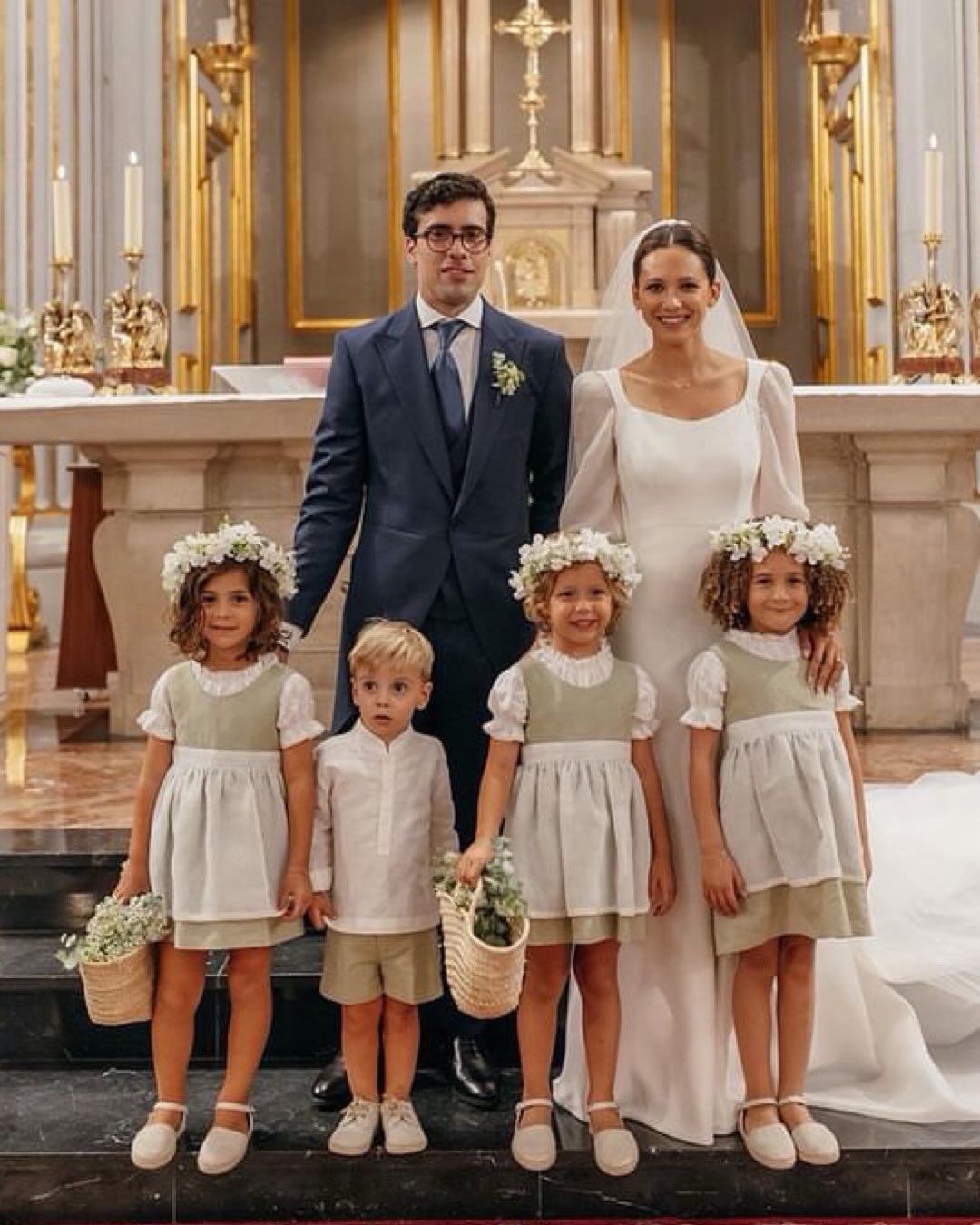 Hoy recordamos esta boda que nos encantó!! ♥️♥️ Para las niñas el modelo elegido fue el Tirol en lino verde seco y al niño se le vistió en los mismos tonos.