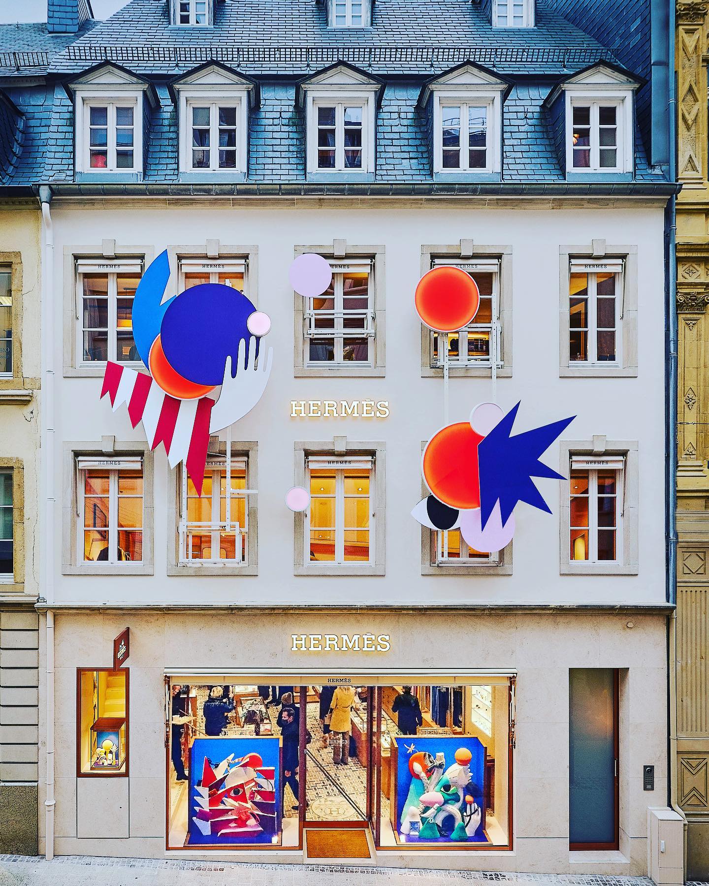 To celebrate the reopening, Hermès invited the artist duo Martine Feipel and Jean Bechameil to design an installation for the store’s windows and facade, based on the theme “Hermès, an Odyssey”.
For the facade, we helped them realise their vision, produce and install the dynamic art installation, and program its lighting.
According to the artists’ design we milled out the different shapes and had them printed with the visuals. We integrated waterproof ledstrip into the disks. All elements are attached to the steel structure to position them perfectly.
Client: @hermes
Artists: Feipel and Bechameil
Photo: Dorian Lohse @kpture
Location: Hermès store Luxembourg
Printing: @solution.exhibit.builders
Production and programming: @luxlumen_wilrijk
#madeinbelgium #custommade #ledlight #leds #fashion #art #hermesstoreopening #hermesstore #luxembourg