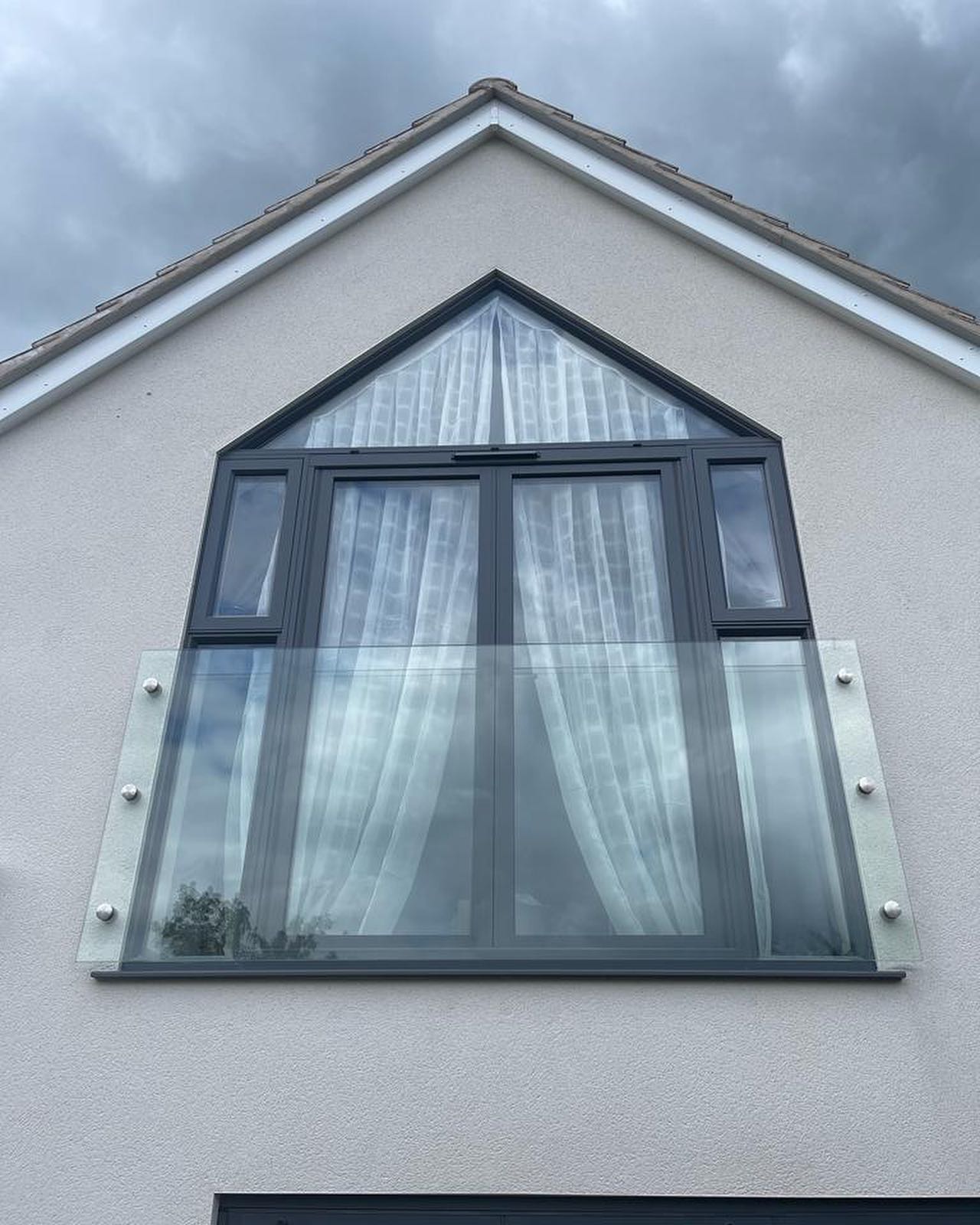 Origin OB49 Slate Grey door combination and Bifold door with a bespoke glass Juliette Balcony installed recently, with some stunning views!
Any enquiries send over to us on showroom@gxhomeimprovements.co.uk or call us to arrange a showroom visit on 01753 892128
#juliettebalcony #originglobal #slategrey #frenchdoor #bifolddoors #installation #gxhomeimprovements