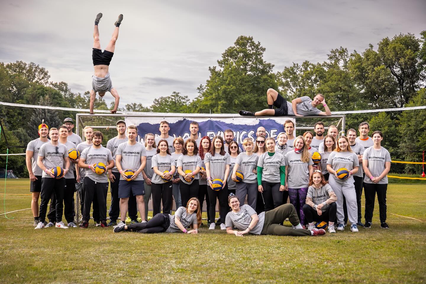 Dürfen wir vorstellen: das ORG-Team 🧡
Inzwischen besteht unser Team aus fast 50 Ehrenamtlichen, die im Hintergrund arbeiten, um das Turnier, so wie es ist, auf die Beine zu stellen. Dabei sind wir eine bunte Mischung aus Leuten, die schon die Eulympiade organisiert haben, und denjenigen, die erst seit kurzem dabei sind. Das spielt jedoch keine Rolle, da wir mittlerweile wie ein gut geöltes Uhrwerk funktionieren und Hand in Hand arbeiten. Früher haben wir immer zwingend Donnerstag und Freitag gebraucht, um alles aufbauen zu können. Spätestens seit diesem Jahr können wir sagen:
Donnerstag = Aufbau
Freitag = Feinschliff
Das erleichtert uns nicht nur das Leben, sondern ist auch deutlich zeiteffizienter. So können wir uns am Freitag bei Gelegenheit noch etwas ausruhen und Kraft tanken fürs Wochenende.
Aber nun etwas mehr ins Detail:
Bild 3: Lisa als unsere Hauptorganisatorin (hält alles irgendwie zusammen)
Bild 4: Niklas als ihr Vize und Ruhepol, wenn doch mal was brenzlich wird
Bild 5: Thomas als Leiter des Spielsystems (mit Sven als Unterstützung)
Bild 6-7: Nico, der seit letztem Jahr auch beim Nachtpokal die Spielleitung unterstützt
Bild 8: Paul und Jason als unser Elektrik-Team
Bild 9-10: Martin und Steffen, die euch übers Wochenende mit genügend Flüssigkeit versorgen
Bild 11-12: Sarah und Anja als unsere Leiterinnen der Essenabteilung
Bild 13: Julius und Teddy als Grillmeister
Bild 14: Flo, Emmy und Franz als eure Camping-Guards
Bild 15: Tabea ist zuständig für unser Social Media Auftreten
Bild 16-17: Zwicke und Kimi, ohne die wir keine Bilder zum posten hätten
Bild 18: Isi ist gerade am Wochenende für die Preise und Siegerehrungen zuständig
Bild 19: und Laura als unsere Ansagen-Fee, steht’s zu ihren Diensten
🙏🏼
Das soll aber nur ein kleiner Einblick in unser großartiges Team sein. Jeder hat seine Aufgabe, die jede für sich das große Ganze unterstützt.
Danke dafür! 🧡
