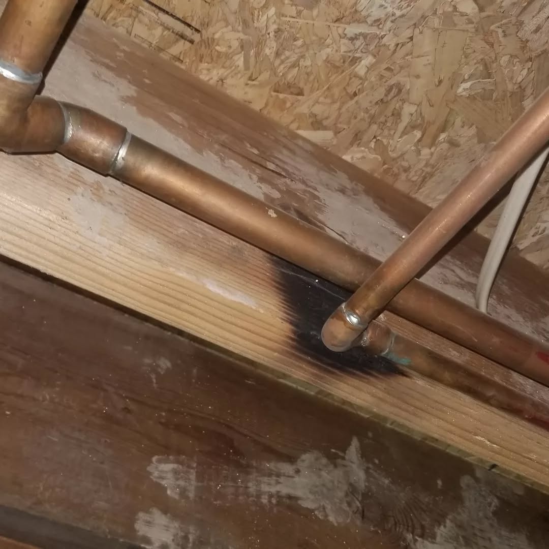 Let's play a game called "what is wrong with each of these pictures."
There is an inspection red flag in each of these photos. Comment if you can find them all. Or comment which photo stumped you.
.
.
.
.
.
.
.
.
.
.
.
#whereswaldo #findthedifference #woodyouhelpme #inspection #youcrackmeup #holeysmokes