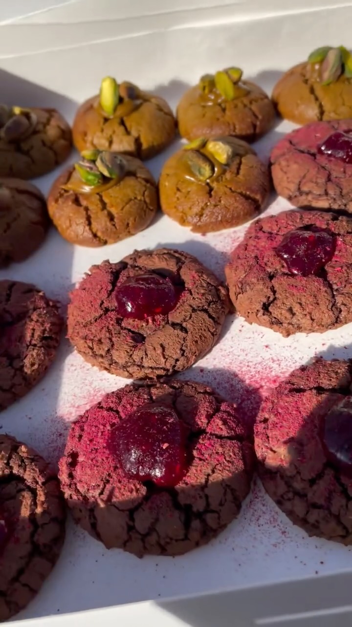 🍪 Mini cookies gourmands.
Parfait pour les réceptions, les séminaires, les cafés gourmands,…
🥂☕️
🍫🌰🥜 Disponible sur commande en 6 parfums
Devis et informations sur 👇
💻Www.alixgodart.com
#cookies #produitlocal #bio #mariage #evenemententreprise