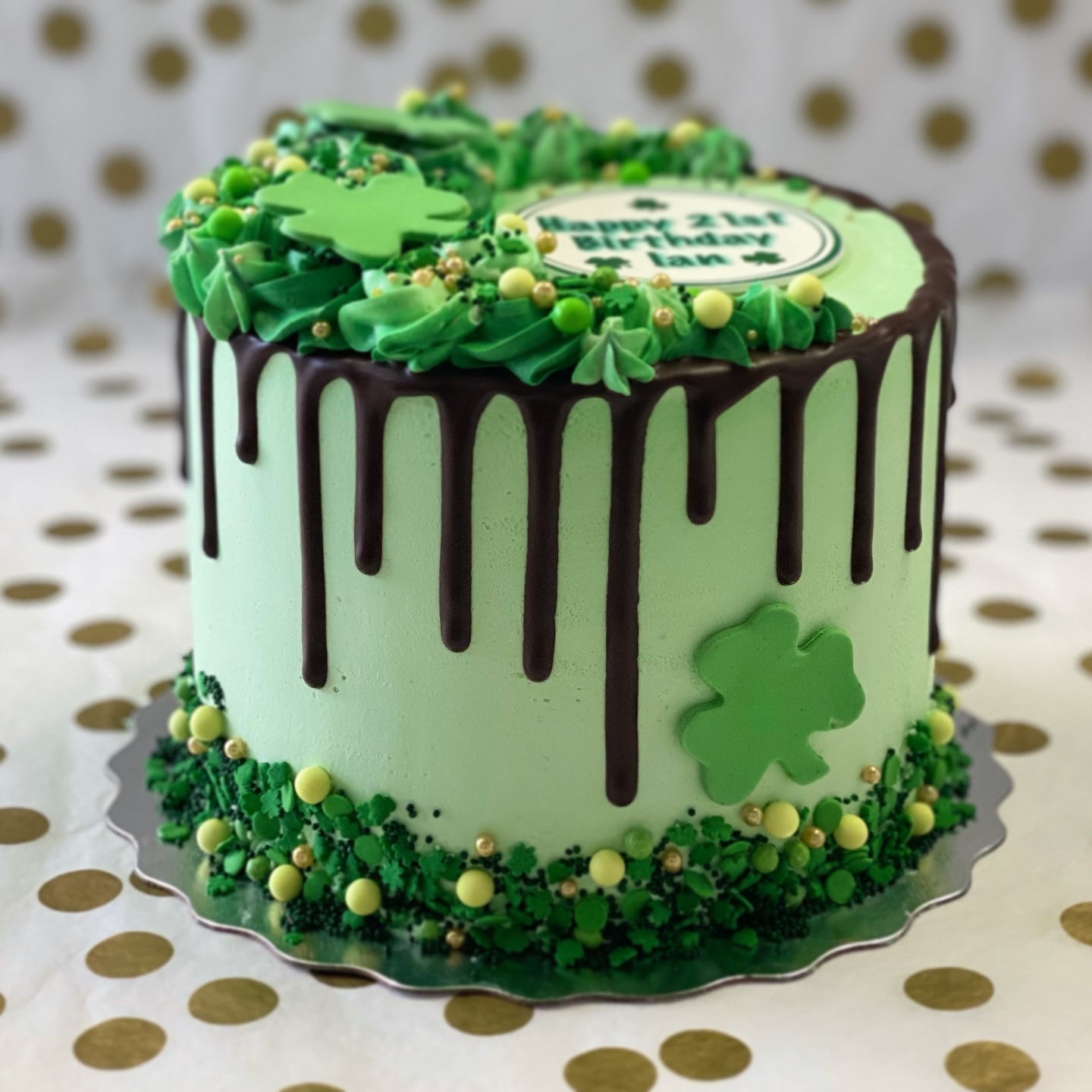 Getting into the St. Paddy’s spirit ☘️🌈
Last chance to pre-order your St. Patrick’s Day cupcakes online, or swing by for our Irish cream–inspired Danny Boy cupcakes from the walk-in display!
#StPatricksDay #StPatricksDayCupcakes #DannyBoyCupcakes #MississaugaBakery #StreetsvilleBakery #NutFreeBakery #CupcakeLovers #GTABakery #SweetTreats #LuckyTreats