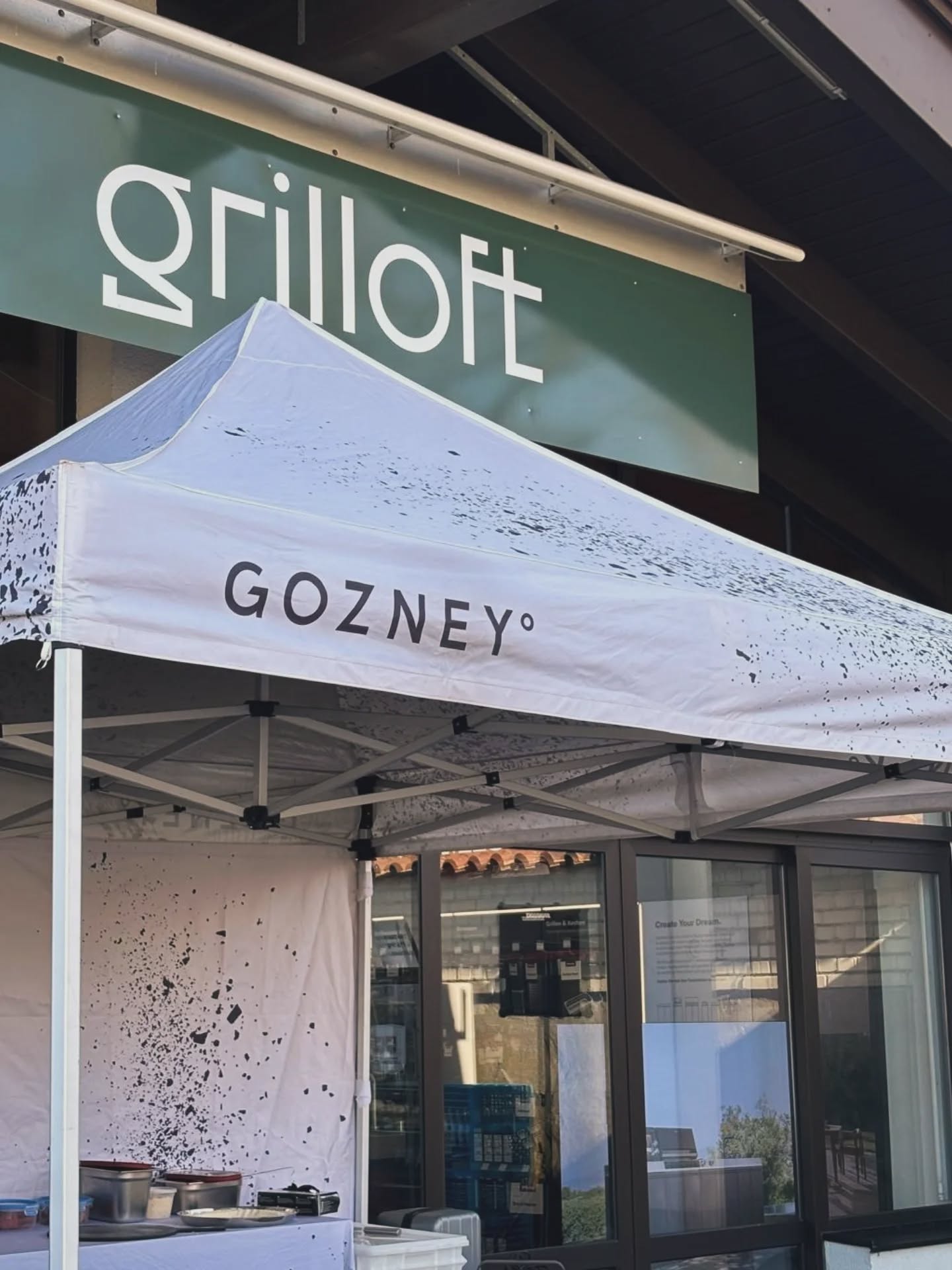 Was für ein Tag!
Vor einer Woche haben wir das GRILLOFT eröffnet.
Mit Sonne, guten Gesprächen und richtig leckerem Essen. ☀️🍷
Danke an alle, die dabei waren.
Und ein besonderes Dankeschön an @vane_fotografiert und @bbq.laechler für die schönen Fotos.