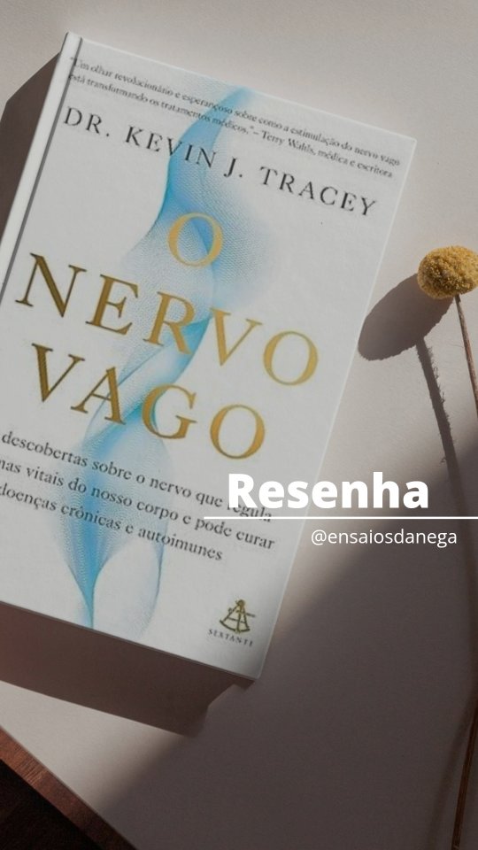 Que tal olhar pro seu corpo com um pouco mais de gentileza hoje?
O nervo vago, do Dr. Kevin Tracey da @editorasextante é um convite a entender como nosso corpo regula dor, emoções e inflamações — e como pequenas práticas podem ajudar nesse equilíbrio.
�É uma leitura que não promete milagres, mas abre caminhos possíveis, principalmente pra quem vive com dor crônica ou cansaço constante. É daqueles livros que vale a pena conhecer de perto.
📚Nervo Vago está à venda no nosso Cantinho na Amazon (link na bio). Ao comprar por lá, você apoia o Ensaios da Nega e fortalece meu trabalho literário.
#saude #bemestar #fibromialgia #ensaiosdanega #parceirosdasextante