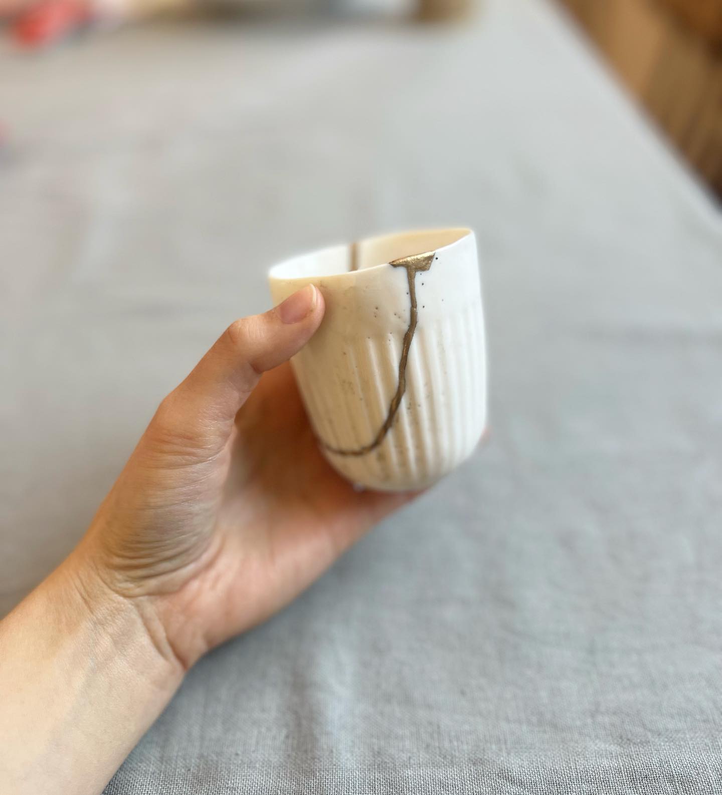 Quelques unes des réparations des élèves de la dernière formation en kintsugi traditionnel que j’ai donnée à l’atelier - paris 15e. Il reste deux places pour celle de la semaine du 13 mars, toutes les infos en lien dans ma bio ✨
Bravo @imperfekt_ceramics , @anne_maury_porcelain et Sophie !
#kintsugi #ceramics #ceramique #ceramiquecontemporaine #kintsugiart #kintsugirepair