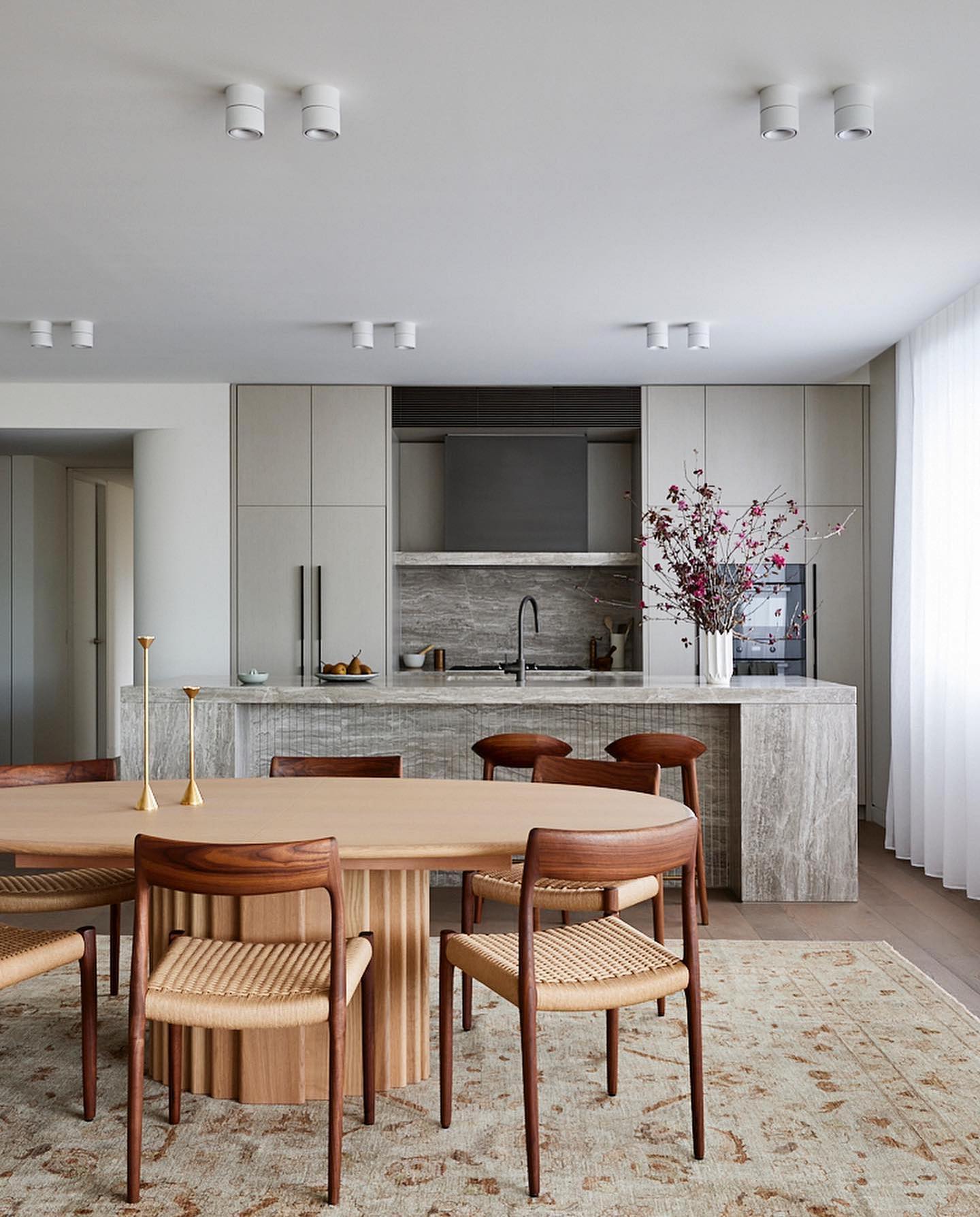 Møller 77’s in walnut wood with a natural paper-cord seat featured in @atelier_roomonfire and from @greatdanefurniture 🤍 🤍
An oak @roethlisberger.ch dining table from @aniboufurniture paired with walnut @j.l.mollersmobelfabrik chairs from @greatdanefurniture sit on a vintage @cadrys rug in No.1 Carlisle staged by @atelier_roomonfire for @fortisdg. Walnut bar stools from @greatdanefurniture and a @natrosin vase from @curatorialandco adorn the kitchen island.
Developer @fortisdg
Architecture @mhndu
Interior Design @lawlessandmeyerson
Photographer @_pabloveiga
Landscaping wyerandco
Staging @atelier_roomonfire
Staging Assistant @shantala_mack
.
.
.
#moller #møller #madeindenmark #danishdesign #interiordesign #midcenturymodern #scandinaviandesign #home #chair #collaboration #photography #architecture #handmade #newsouthwales #australia
