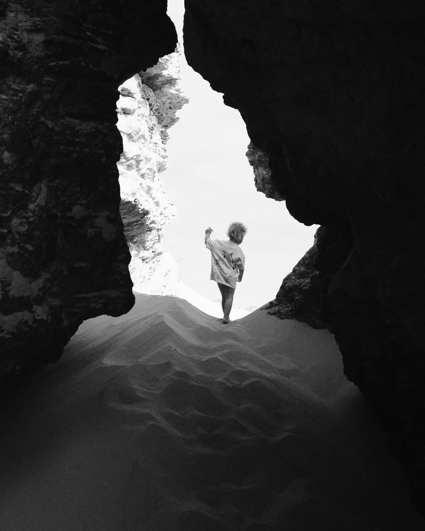 simple black and white magic 🌓
after 2 weeks we feel like we adapted to our new life here. now it‘s more fascinating that overwhelming. we have found our groove and now we can enjoy the beauty of this land.
drop any morocco recommendations you have for us in the comments.