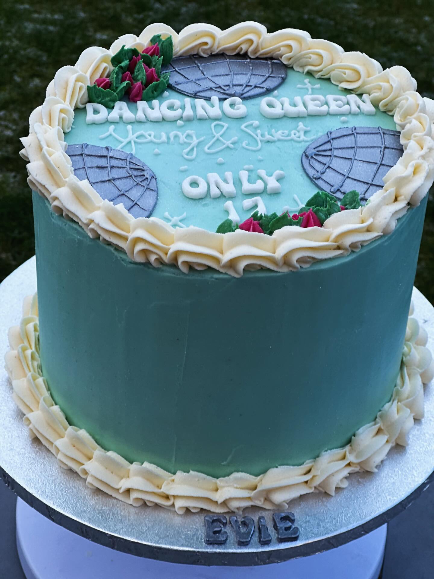 Sweet 17 and dancing queen 💃🏼 🕺 🪩 #discocake #17thbirthdaycake #birthdaycake #happybirthday #dancingqueencake