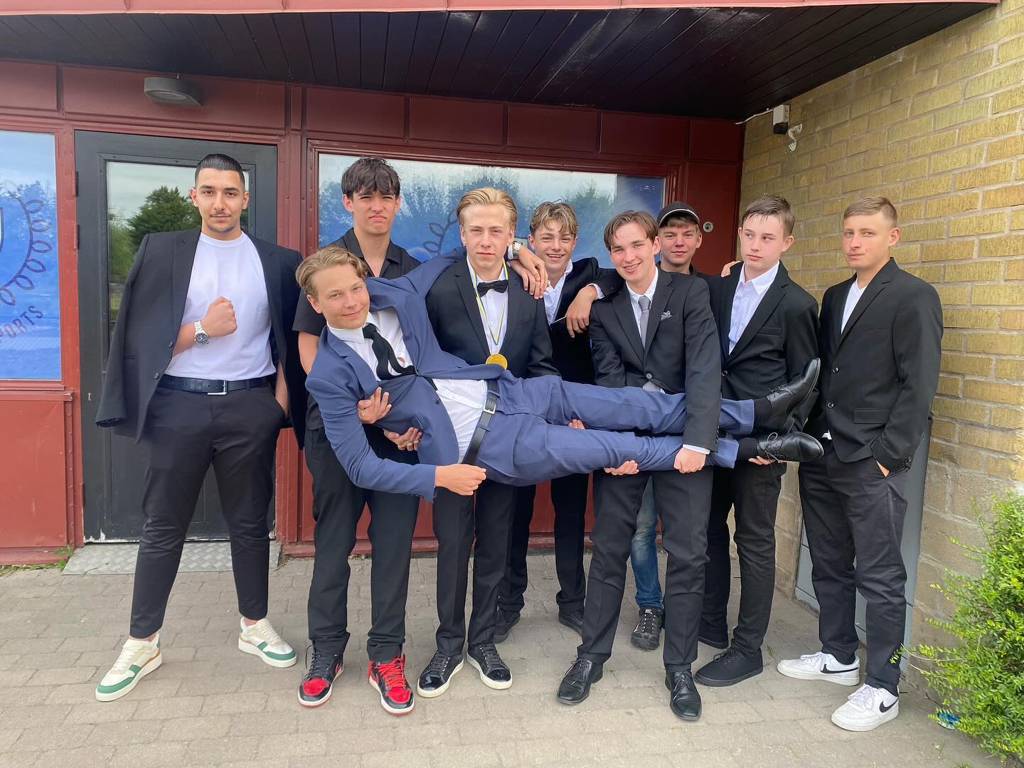 Här är killarna uppklädda och redo för nästa äventyr! Vi önskar er lycka till och saknar er redan!