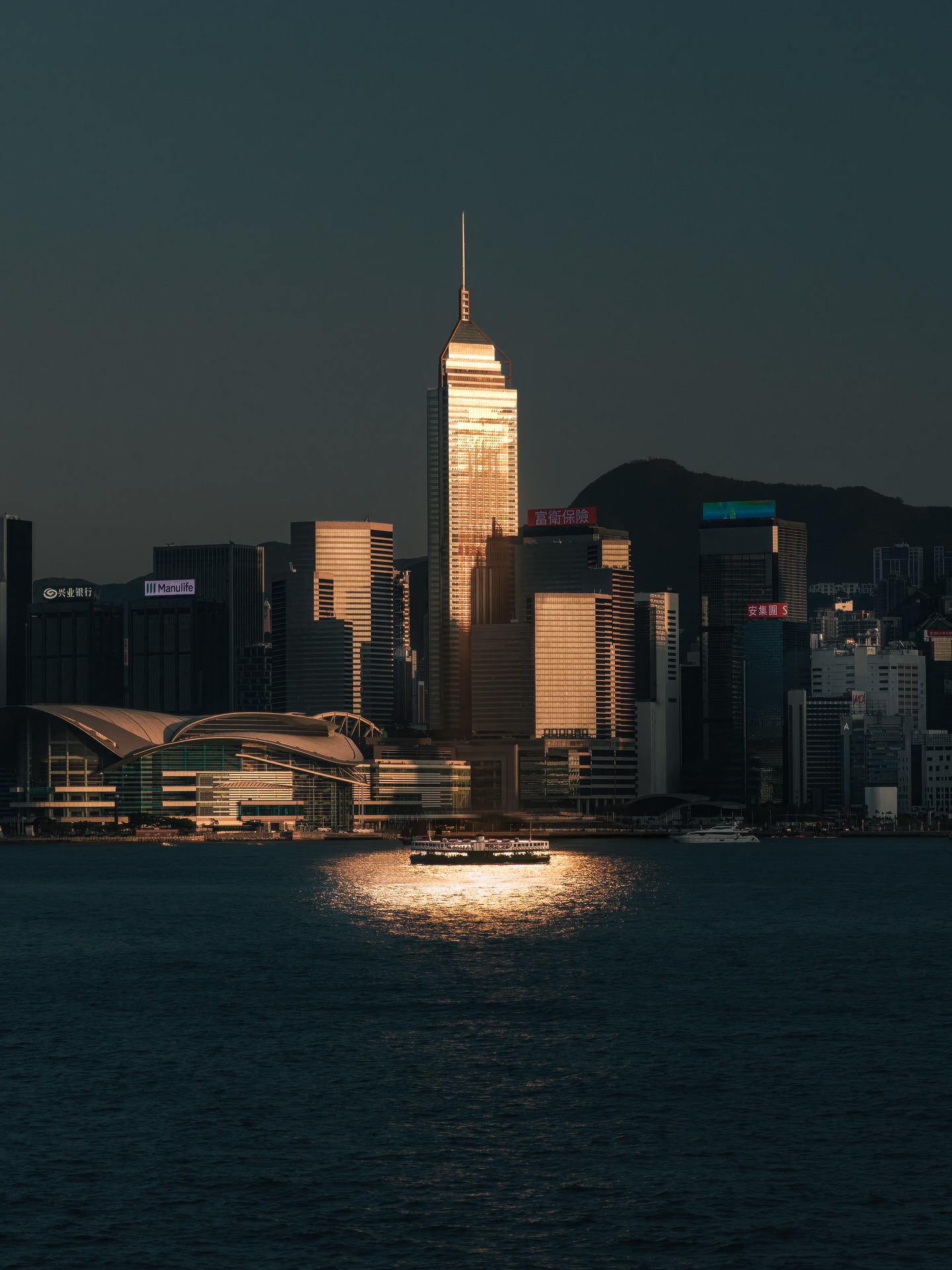 Starlight ⛴️☀️ waiting for the Star Ferry to cross the reflection of the setting sun in Victoria harbour #hongkong #sunsets