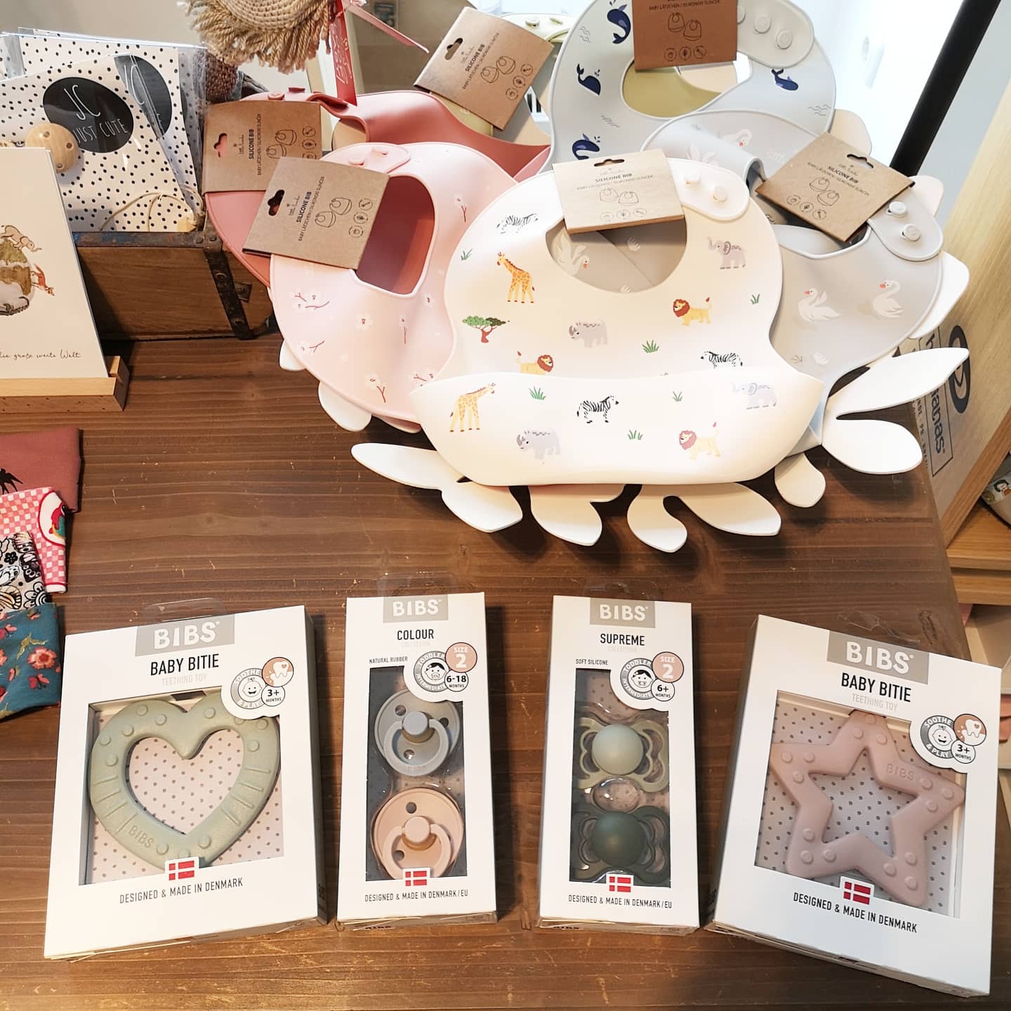 Und täglich grüßt der Postbote 🤣 schaut mal was sich am Wochenende neues im Store eingenistet hat 😱😱die tollsten Sachen von BIBS... Schnuller in verschiedenen Varianten, Loops, Beißringe, Lätzchen...
#allerleileben #conceptstore #zwickau #wirsindzwickauer #bibsschnuller #bibs #dasbestefürmeinkind