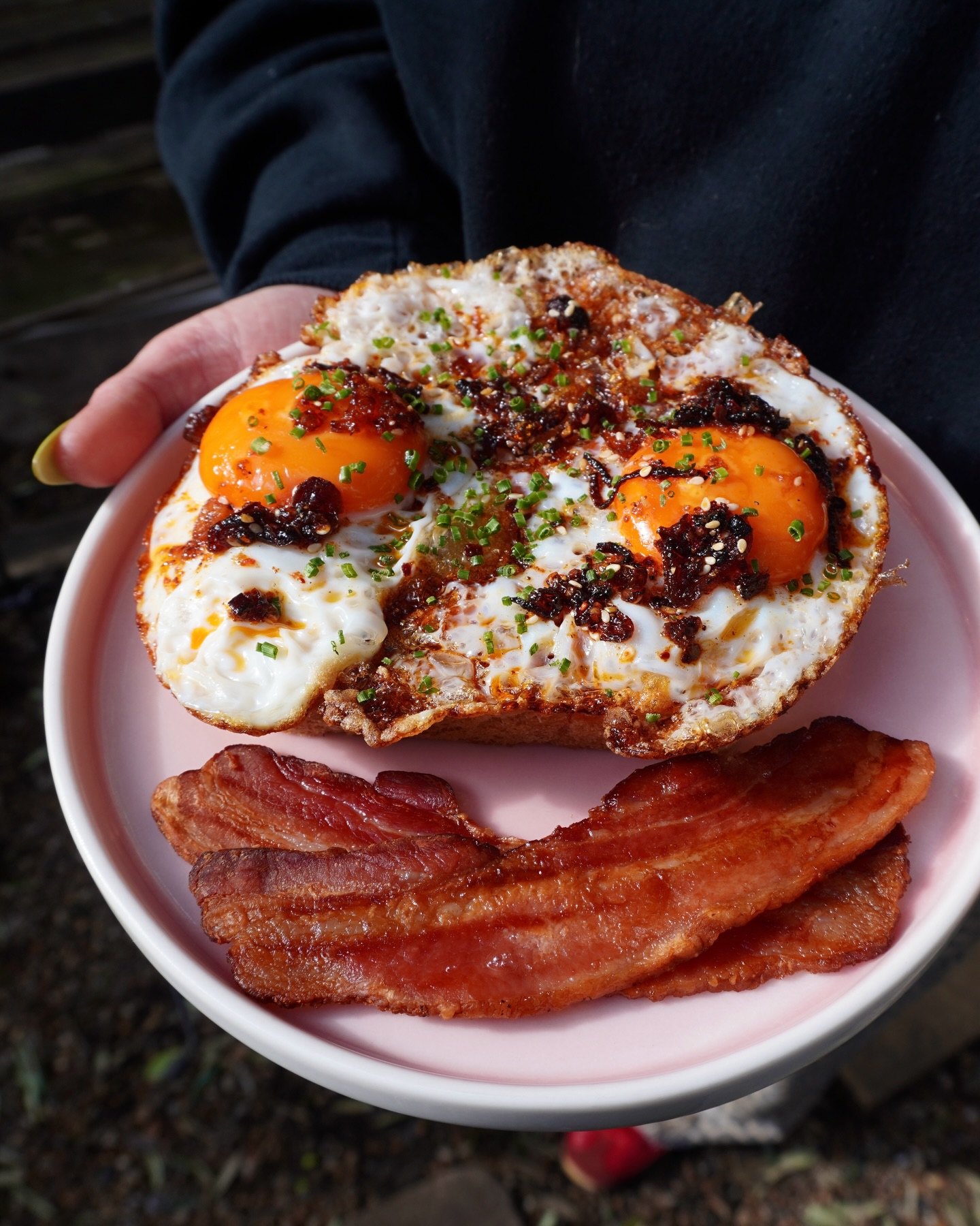 Eggs on toast & beans on toast got a little remix 🍞🤍⬇️
EGGS ON TOAST - two sunny eggs, crispy chili oil, chives, tin loaf toast & you can now add black treacle bacon ! yum !
BEANS ON TOAST - smokey tomato beans, coleslaw, chives, tin loaf toast
Get in the garden w one of these & your day can’t get any better ☀️