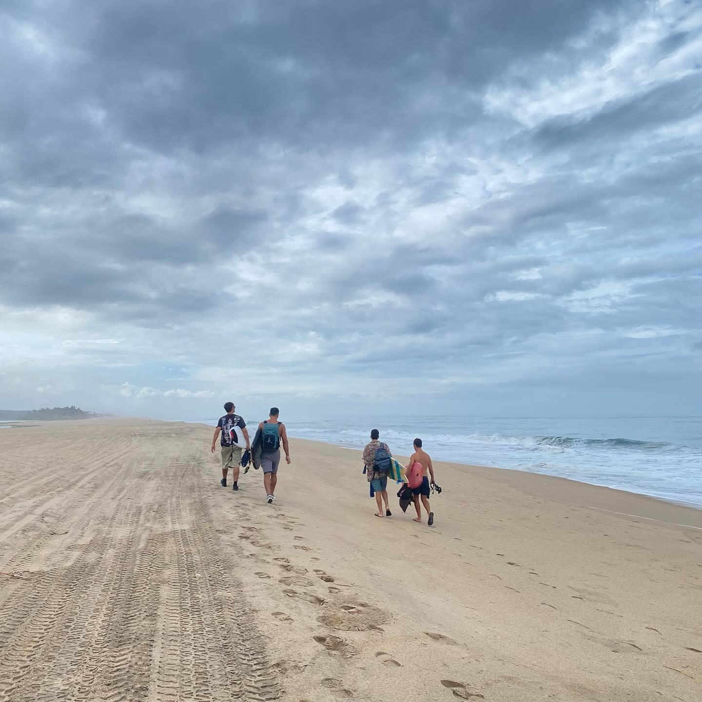 South of the bay surftrip🏄🏻♂️🌊
•
•
•
•
•
#surflessons #surfvallarta #gosurf #visitpuertovallarta #instabeach #waves #instamexico #instatravel #jalisco #vacation #sea #views #surf #surfing #fun #puertovallartasurf #mainlandmexico #surftrip