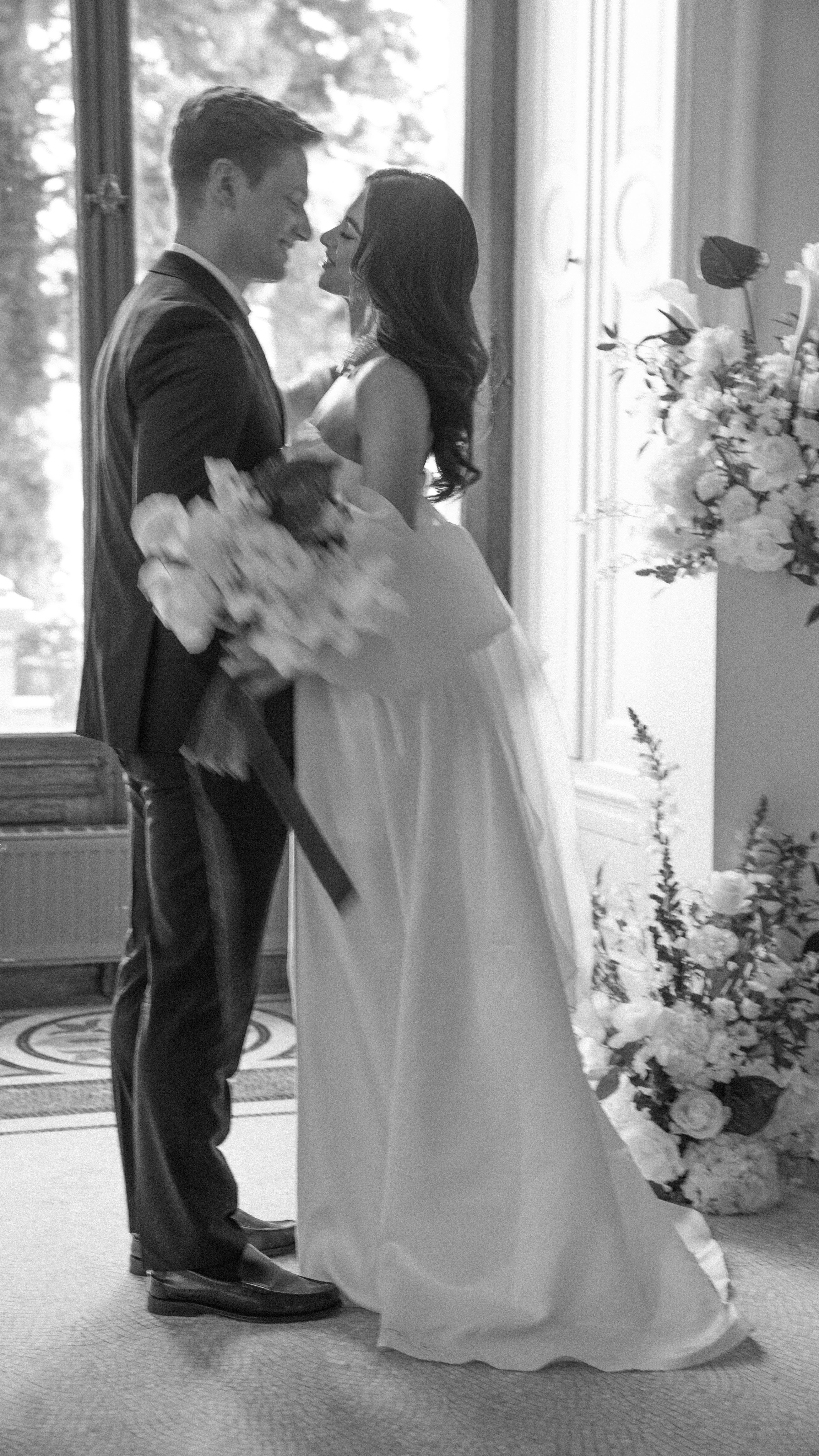 Für alle, die sich fragen, wie sie eigentlich ihre Servietten legen sollen 🫶
Ich erlebe es immer wieder, dass Paare ihre Tischdeko bis ins letzte Detail planen und viel Geld dafür ausgeben. Und dann präsentieren Locations ihre wildesten Serviettenfaltkünste aus 1975. Weil das hat man ja schon immer so gemacht.
Dabei gibt es so viele schöne Alternativen, was man mit den Servietten machen kann. Und das hier ist auch nur eine grobe Orientierung. Natürlich könnt ihr eure Serviette auch knoten, wenn ihr eine cleane Dekoration habt. Ich möchte euch hier nur Möglichkeiten zeigen.
Natürlich kann man nicht alle Techniken bei allen Servietten anwenden. Gerade bei Einwegservietten sind die Möglichkeiten begrenzt. Aber wenn ihr eure Serviette flach faltet und auf den Platz legt, macht ihr niemals was verkehrt. Das wirkt modern, zurückhaltend und zeitlos. Und das geht mit wirklich jeder Serviette und kostet euch kein Geld. Macht aber einen großen Unterschied in der Wirkung.
Ich glaube über dieses Thema machen sich viele Paare keine Gedanken, bis die Serviette von der Location zur Bischofsmütze gefaltet wird. Ich hoffe das Reel war für euch hilfreich 🤍
Workshop by: @wriedenstudio
Location: @stellarheni
Styling: @lisa_ly_make_up
Couple: @thetimeless_two
Floristik: @ivyandrose_de
Papeterie: @blattgoldmanufaktur
Torte: @_lenas_bakery_
Hochzeitsdeko
Tischdeko
Dekoverleih
Hochzeitsfloristik