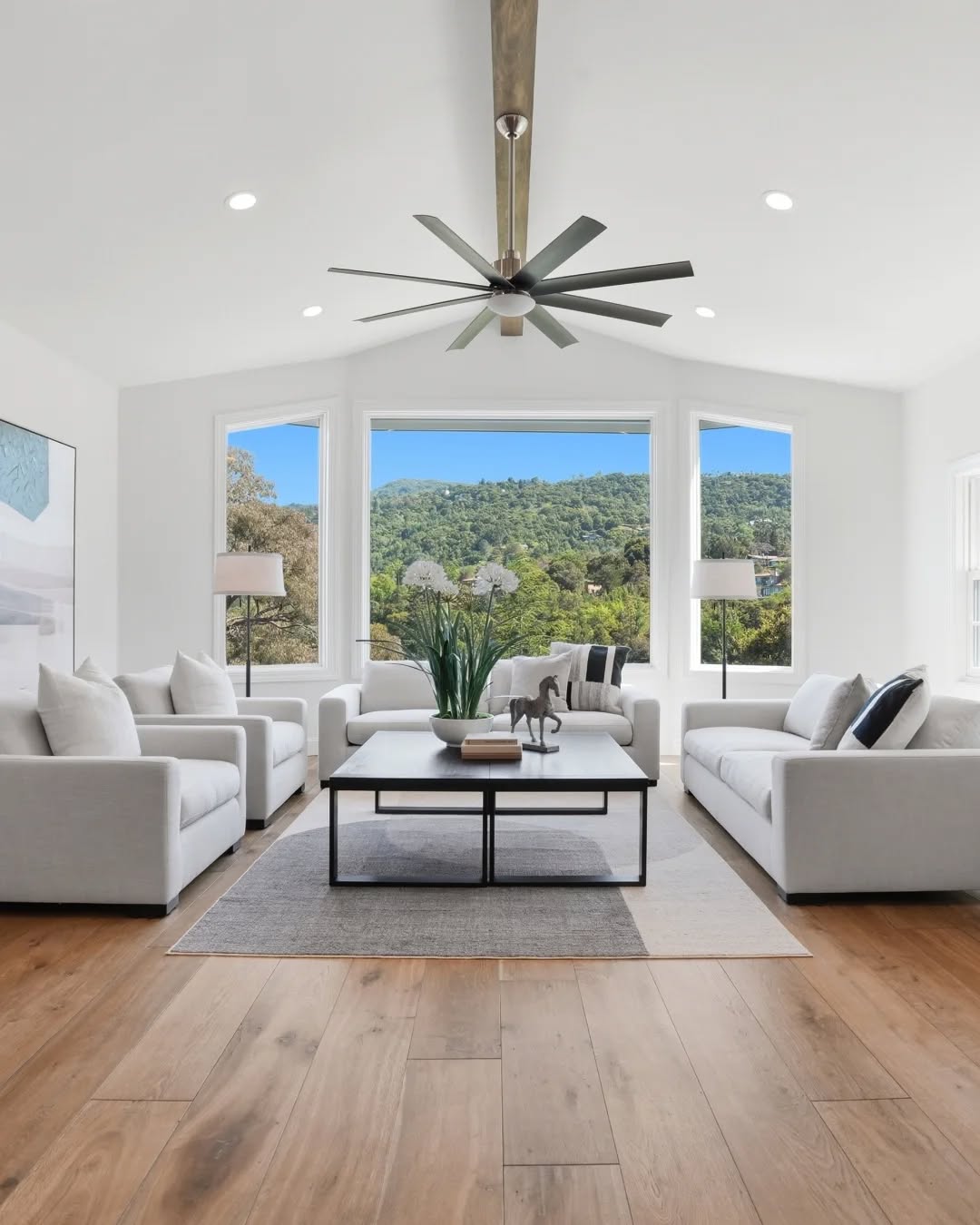 An impeccably remodeled home with spectacular views! 🤎🤍
🏡 86 Central Ave | Listed by @duckygrabill_realestate and Amy Hoefer ✨️
#bayareahomes #sanjosehomes #losgatoshomes #siliconvalleyrealestate #bayarearealestatephotographer