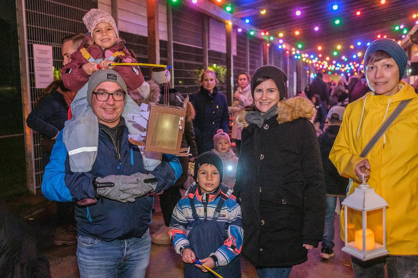 Rückblick Laternenumzug 2023 🏮
Leute, wow! 🤩
Selbst das herbstliche Regenwetter konnte bei unserem diesjährigen Laternenumzug am 04.11. mal wieder niemandem das Lächeln entzaubern, stattdessen ging so manche innerliche Sonne auf 🤗
So dürfen wir uns auch dieses Jahr wieder von ganzem Herzen bei all denjenigen bedanken, die zu diesem wunderbaren Fest beigetragen haben 🥳
Danke von der Orga bis zum vorbeikommen, von den Helfern über die Gönner bis hin zur musikalischen Unterstützung & all den strahlenden Kinderaugen - ihr seid grandios ❤️
🥁 🎸 🎶 🎤 Musik:
@tollhousegang
@skylights.chor
@pudniker
📸 Bilder: @gefuehlsbelichtungen 🙏
Um wie letztes Jahr noch die Kirsche 🍒 auf diese leckere Torte 🎂 zu packen, dürfen wir euch verkünden, dass wieder 100% Erlös an die Tafel in Öhringen gespendet bzw. das Geld in Einkäufe hierfür investiert wird. Hierbei kamen dieses Jahr wieder sage und schreibe 2.000€ zusammen💰🥳
Was wir da gemeinsam wieder auf die Beine gestellt haben ist der Wahnsinn 🤝 🫶
#menschunited #laternenumzug #gemeinsam #inklusion #helfen #barrierefrei #bitzfeld #bretzfeld #tafel #menschsein #gutestun