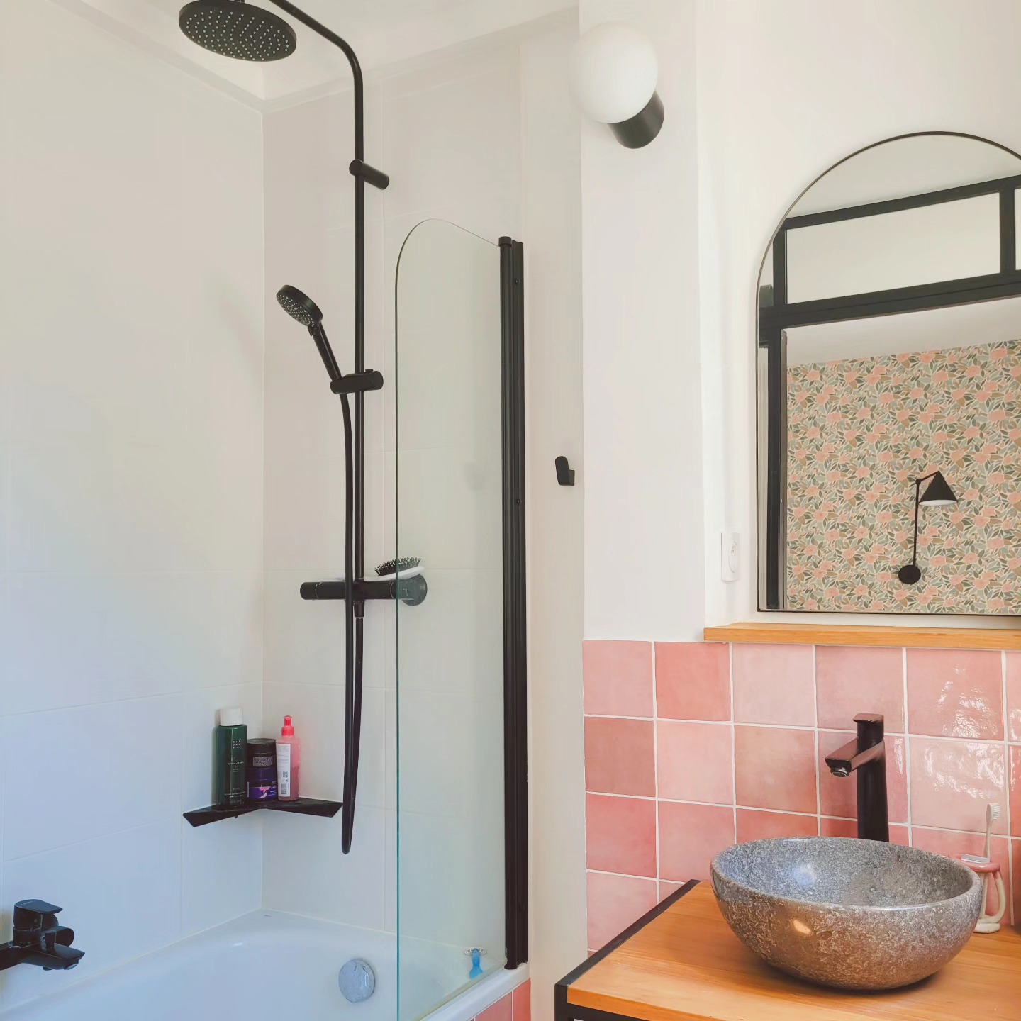 PROJET JOURDAIN
Une salle de bain rose et noire toute en douceur, séparée de la chambre par une verrière sur mesure .
.
.
.
#renovation#bathroom#rose#paris#interiordesign