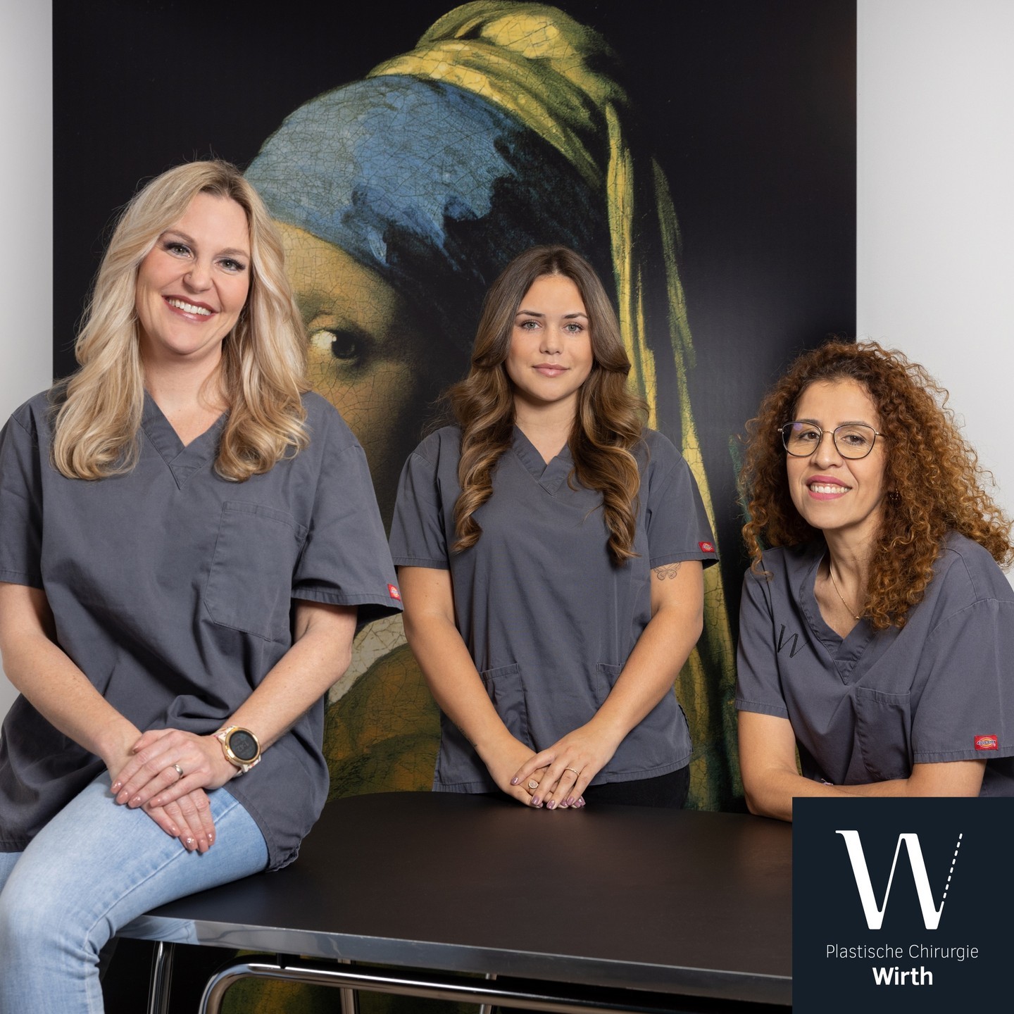 Mit Stolz stellen wir Ihnen heute unser Team Office vor. Wenn Sie zu uns in die Praxis kommen, freuen sich Verena Renfer, Sharon Marrari sowie Karin Hässig und Lisbeth Willenegger Sie begrüssen zu dürfen. Unser Office-Team ist Ihre erste Ansprechperson in der Praxis. Sie kümmern sich mit Herz und Seele um den Empfang unserer Kunden und die administrativen Arbeiten im Sekretariat.
Nous sommes heureux de vous présenter notre équipe de la réception. Lorsque vous viendrez dans notre cabinet, Mme Verena Renfer, Mme Sharon Marrari ainsi que Karin Hässig et Lisbeth Willenegger seront heureuses de vous accueillir. Notre équipe du secrétariat est votre premier interlocuteur au cabinet. Elles s'occupent avec cœur et âme de l'accueil de nos clients et des tâches administratives du secrétariat.
#praxiswirth #drmedraphaelwirth #plastischechirurgie