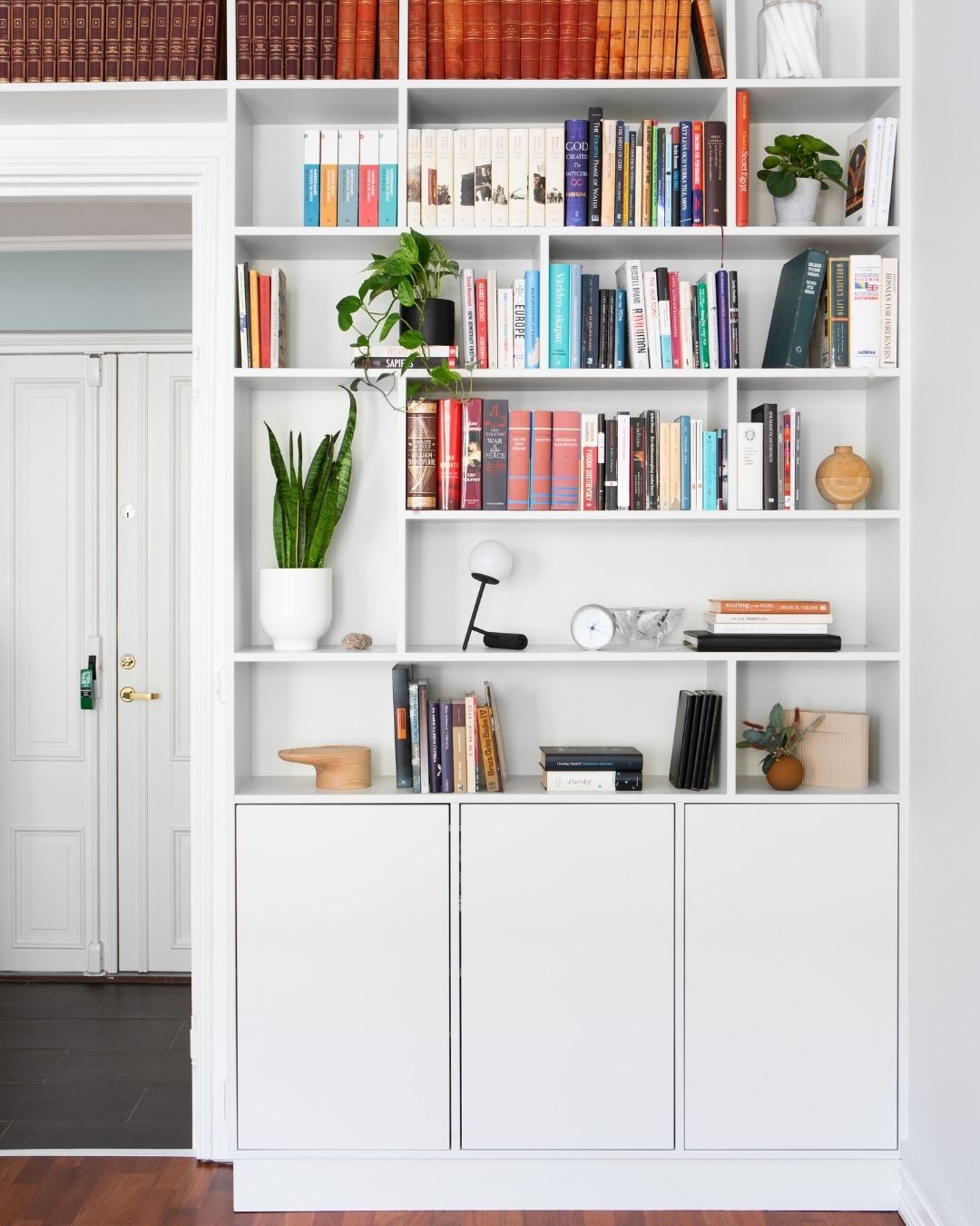 Detalj fra en bokhylle som er tegnet til et prosjekt i Oslo. Med lukkede dører for å skjule det som ikke er så pent og åpne rom til det som er det 🤩
Foto: Nadia Norskott
Prosjekt: Paradis Interiørarkitekter