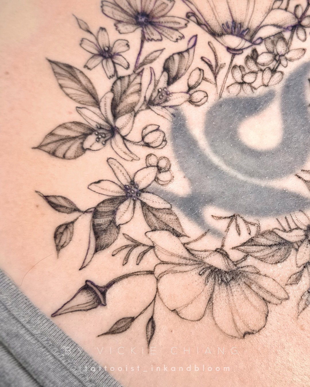 Delicate wildflower tattoo with California favorites including California Poppies, Blue-Eyed Grass, and Baby-Blue-Eye, and some citrus blossoms for Julia ♡
#delicatetattoo #finelinetattoo #botanicaltattoo #floraltattoos #wildflowertattoo