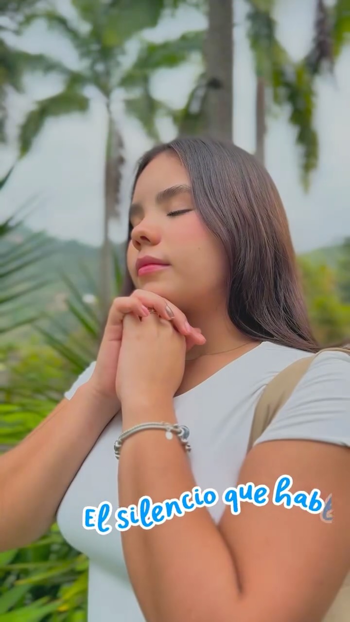 ✨ En el silencio, en la reflexión y en el encuentro consigo mismo y con los demás, nuestros estudiantes de grado 11° viven una de las experiencias más significativas de su formación: los #EjerciciosEspirituales.
Un espacio para detenerse, mirar el corazón y discernir el camino, aprendiendo —al estilo de San Ignacio— a encontrar a Dios en todas las cosas: en las decisiones, en las relaciones y en el proyecto de vida que comienzan a construir.
En nuestro colegio creemos en una educación que forma personas conscientes, competentes, compasivas y comprometidas, capaces de transformar el mundo desde la fe, el servicio y la excelencia humana.
💙 Aquí, la formación va más allá de las aulas.
Aquí, cada experiencia deja huella para toda la vida.
📚✨ Haz parte de una educación que forma para el sentido, el liderazgo y el servicio.
🔎 Conoce más sobre nuestro proyecto educativo.
#formaciónconsentidohumano #AlEstiloClaveriano #EncontrarADiosEnTodasLasCosas #AdmisionesAbiertas