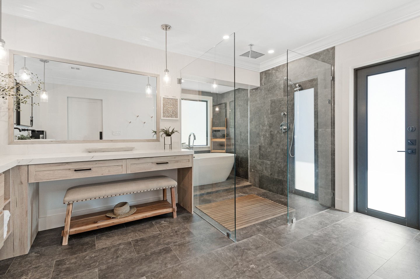 Soothing Rainfall sets the tone for this Modern Tropical shower setup.
📸 @accutourofficial
Carpentry @perlimwooddesign
