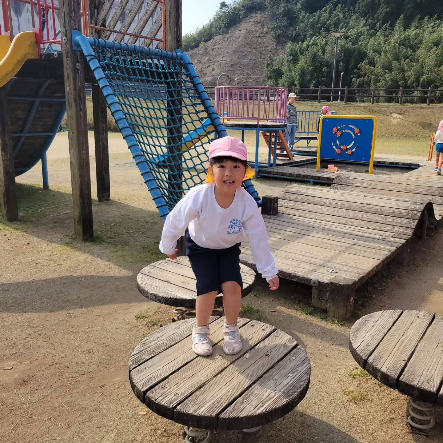 今日はうめももぐみ、今年度最後の思い出に新富の公園に遊びに行きました。
みんな汗をかくほど走り回って遊びました。帰りに新田原基地のジェット機を見に行ったり、高鍋の園長先生のお寺に寄ったりして、いろいろと楽しみました。
今年度もあと2日!みんな頑張ろう♪
#宮崎県 #川南町
#園児募集
#園外保育