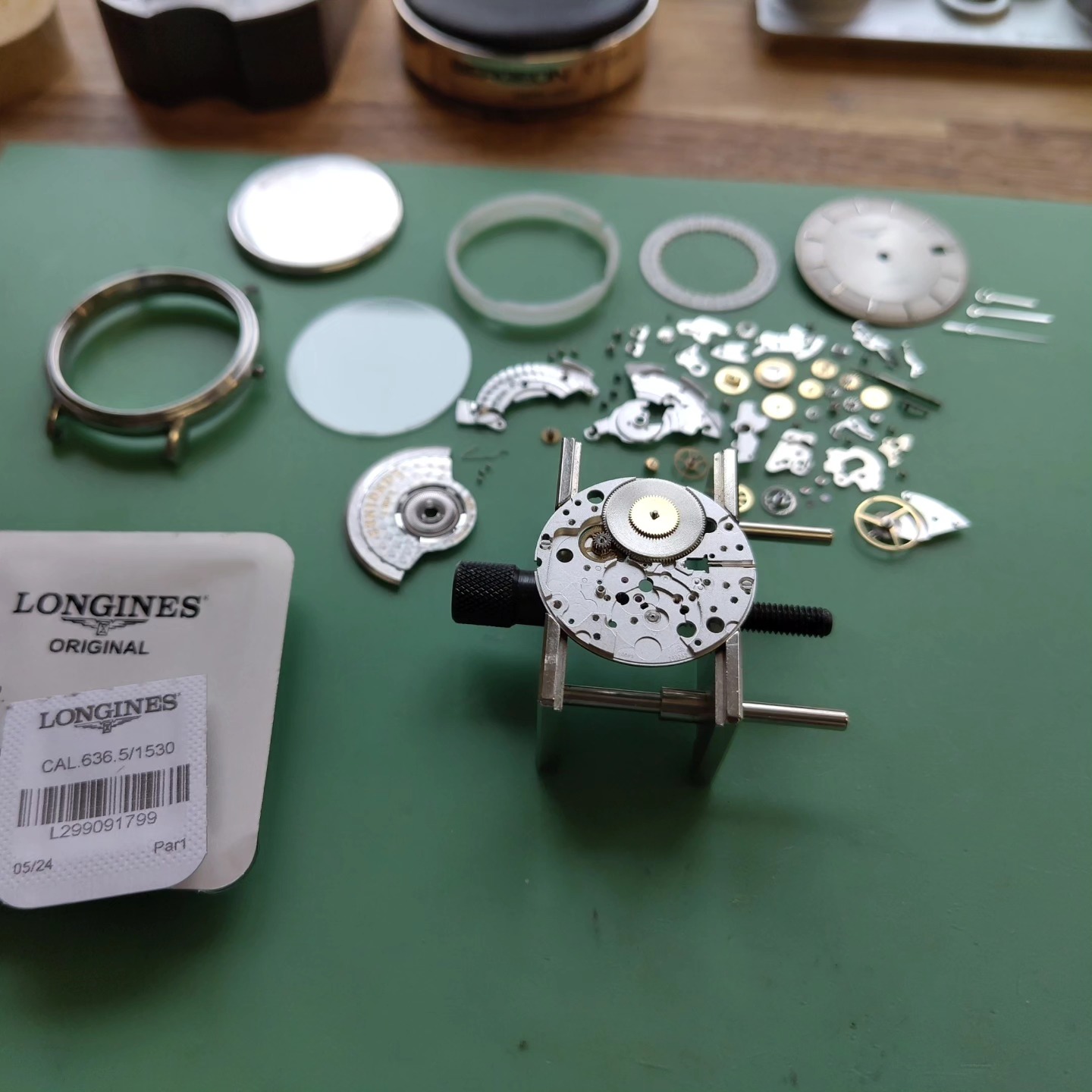 Idag ligger en Longines automat med kaliber L619.2 (ETA 2892) på bänken för en ordentlig helservice. Dom här urverken har lyckats med konststycket att kombinera robusthet med tunt och kompakt format. Dessutom slits dom lite. Vid denna service efter ca 10 år behövde bara fjäder och klinkhjul bytas, utöver packningar. Allt original såklart!
Glad påsk allihop! Vi har öppet som vanligt 11-16 alla dagar utom söndag och måndag. Välkomna!
#klocka #urmakeri #watch #watchrepairer #tidlösaur #tidlös #ulvakvarn #longines #eta2892