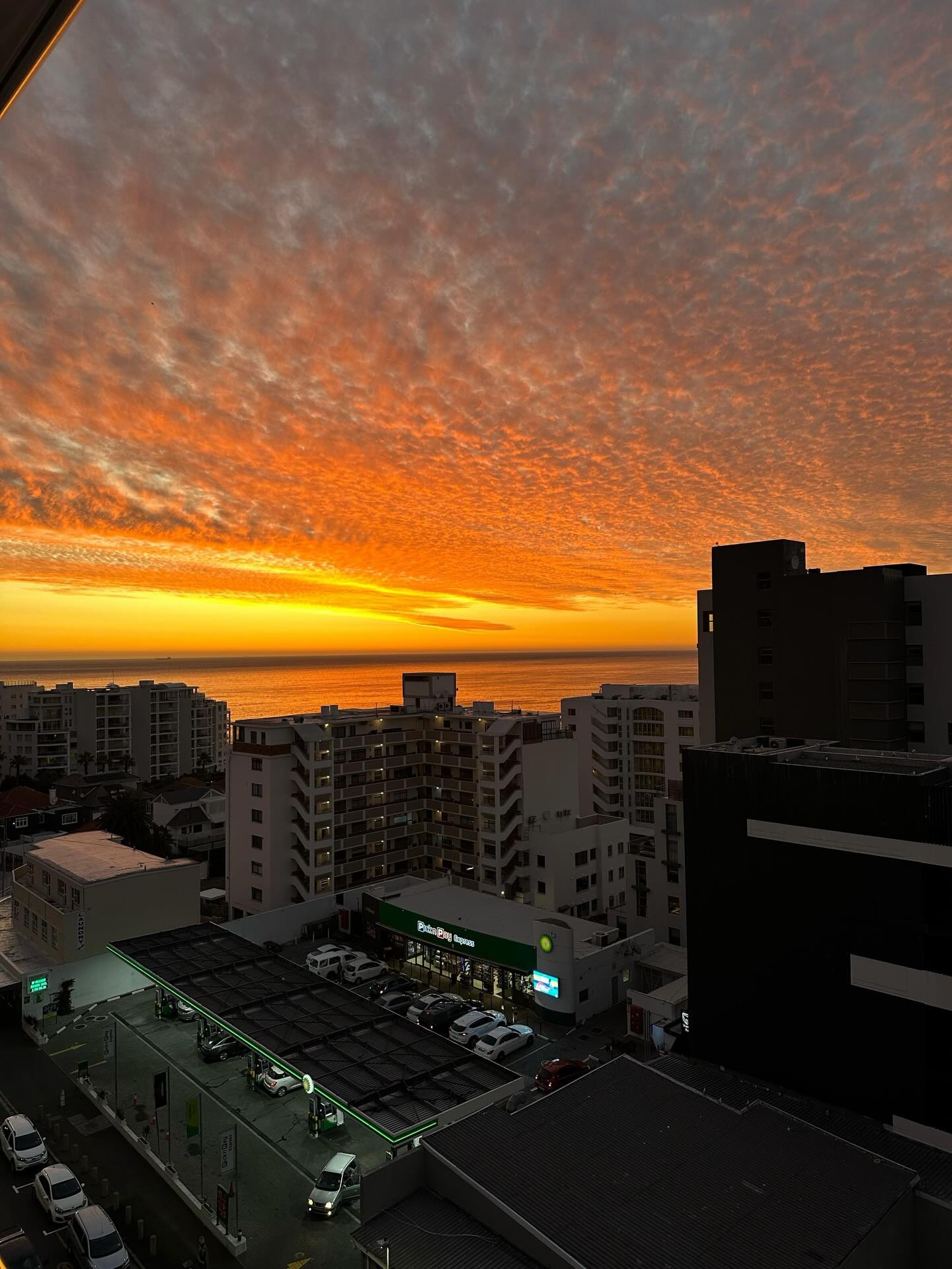 atlantic views, golden hues. 🌞
bookings:
021 286 9332
book@hugosocialclub.com