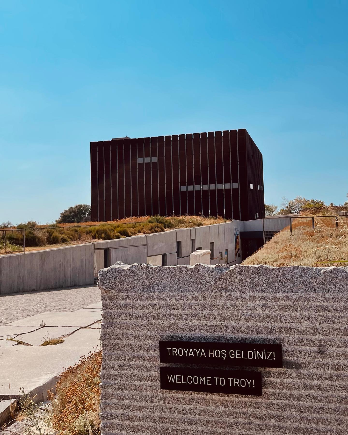 El Museo de Troya consta de las obras históricas descubiertas durante las excavaciones arqueológicas en la zona de Troya (Çanakkale, Turquía), que viene en la obra maestra Ilíada de Homero.
#turquia #canakkale #troya #truva #museo #historia #homero