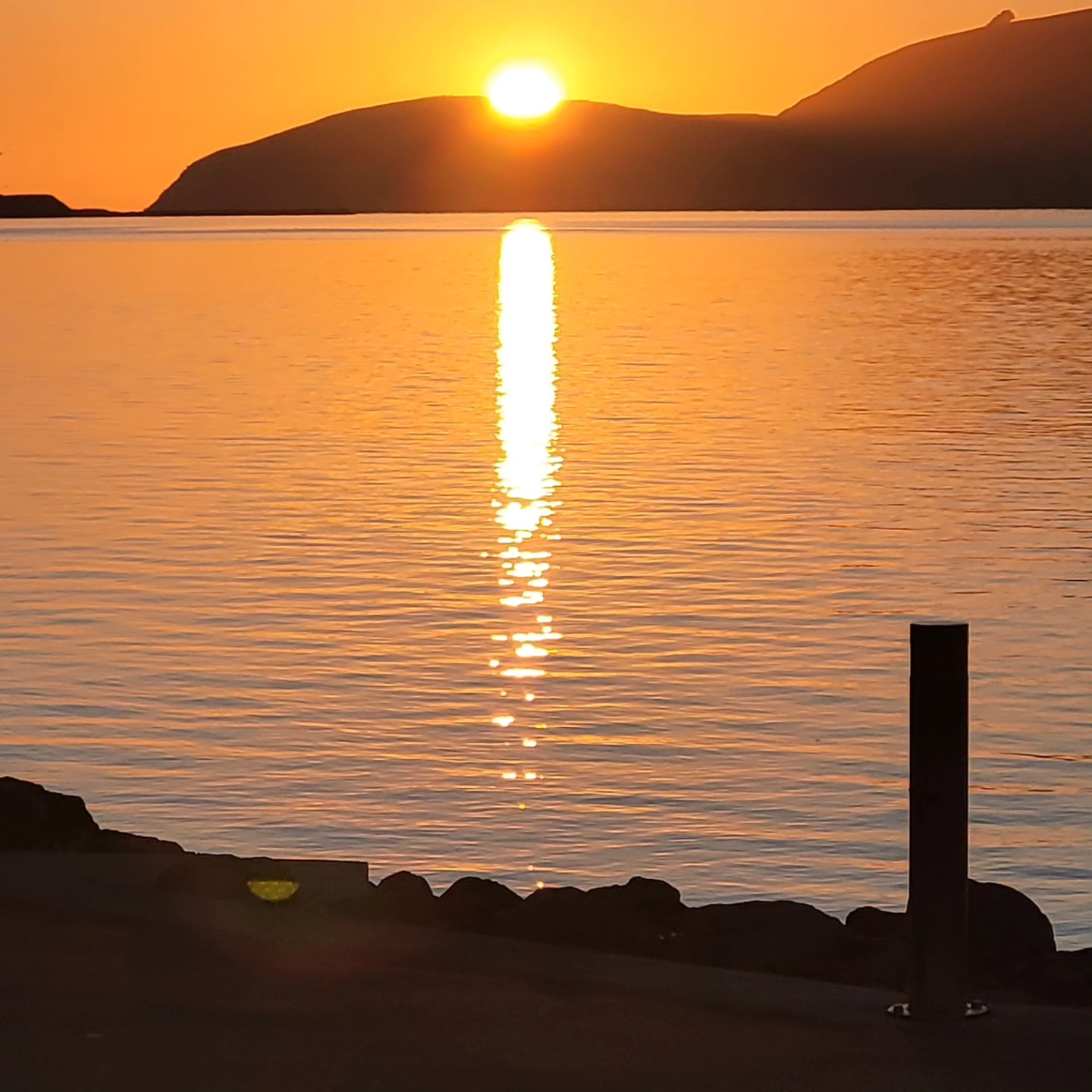 Sunrise over Lyttelton Harbour, Christchurch, NZ, and a shot 180 degree in the opposite direction with the sun's reflections on two houses in Governor's Bay.
.
.
.
@purenewzealand #newzealand #Lyttelton #lytteltonharbour #sunrise #Christchurch #mountainspirit