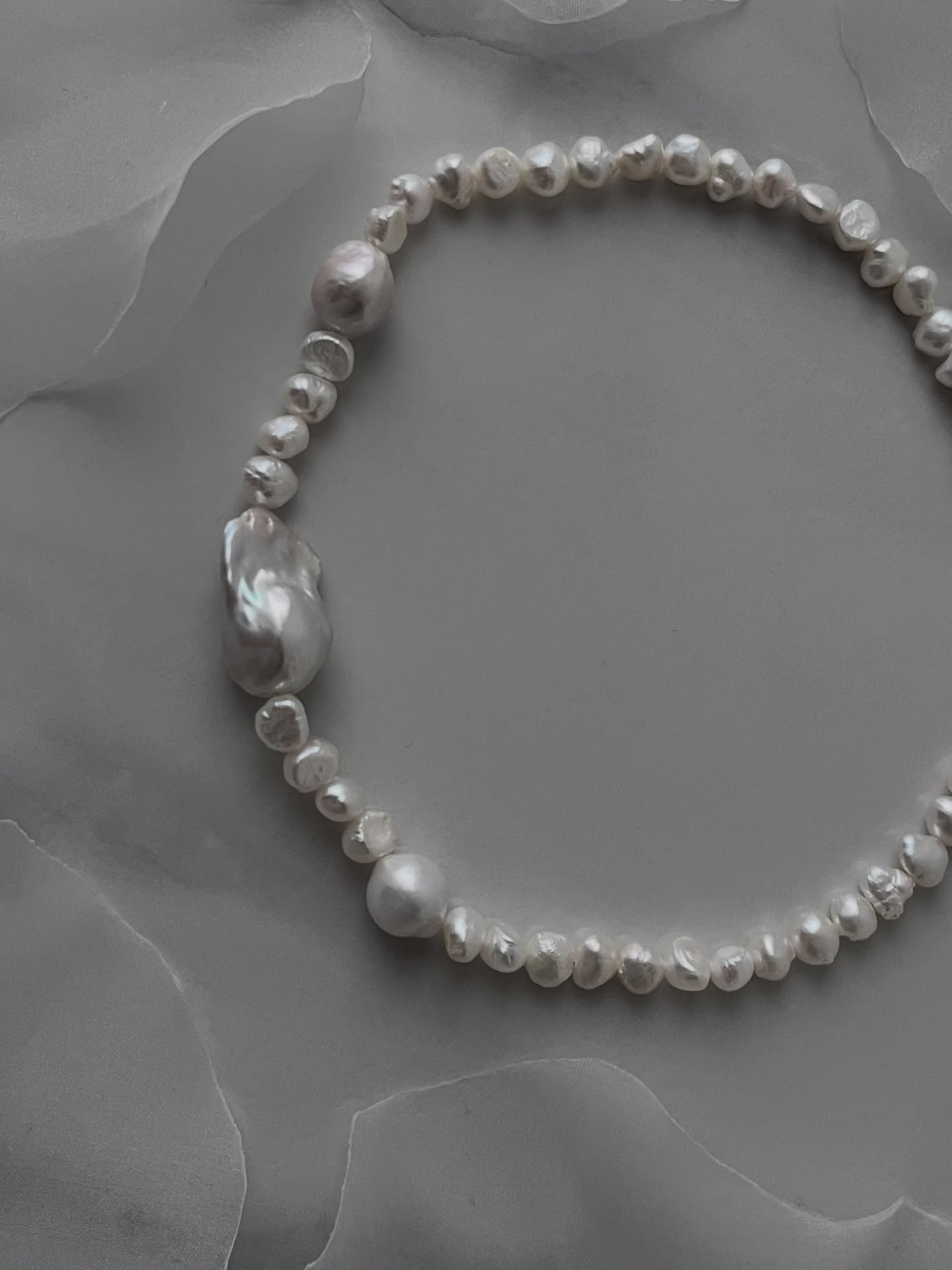 Defy convention with this sculptural baroque pearl choker. Its irregular pearls offer a modern twist on a classic. This piece is for those who appreciate beauty found in the unique and unorthodox.
Brisez les codes avec ce collier ras-du-cou sculptural orné de perles baroques. Ses perles irrégulières apportent une touche de modernité à un classique. Ce bijou s’adresse à celles qui apprécient la beauté de l’originalité et de l’anticonformisme.
#baroquepearlnecklace #baroquejewellery #baroquepearls #handmadejewelry #giftforher