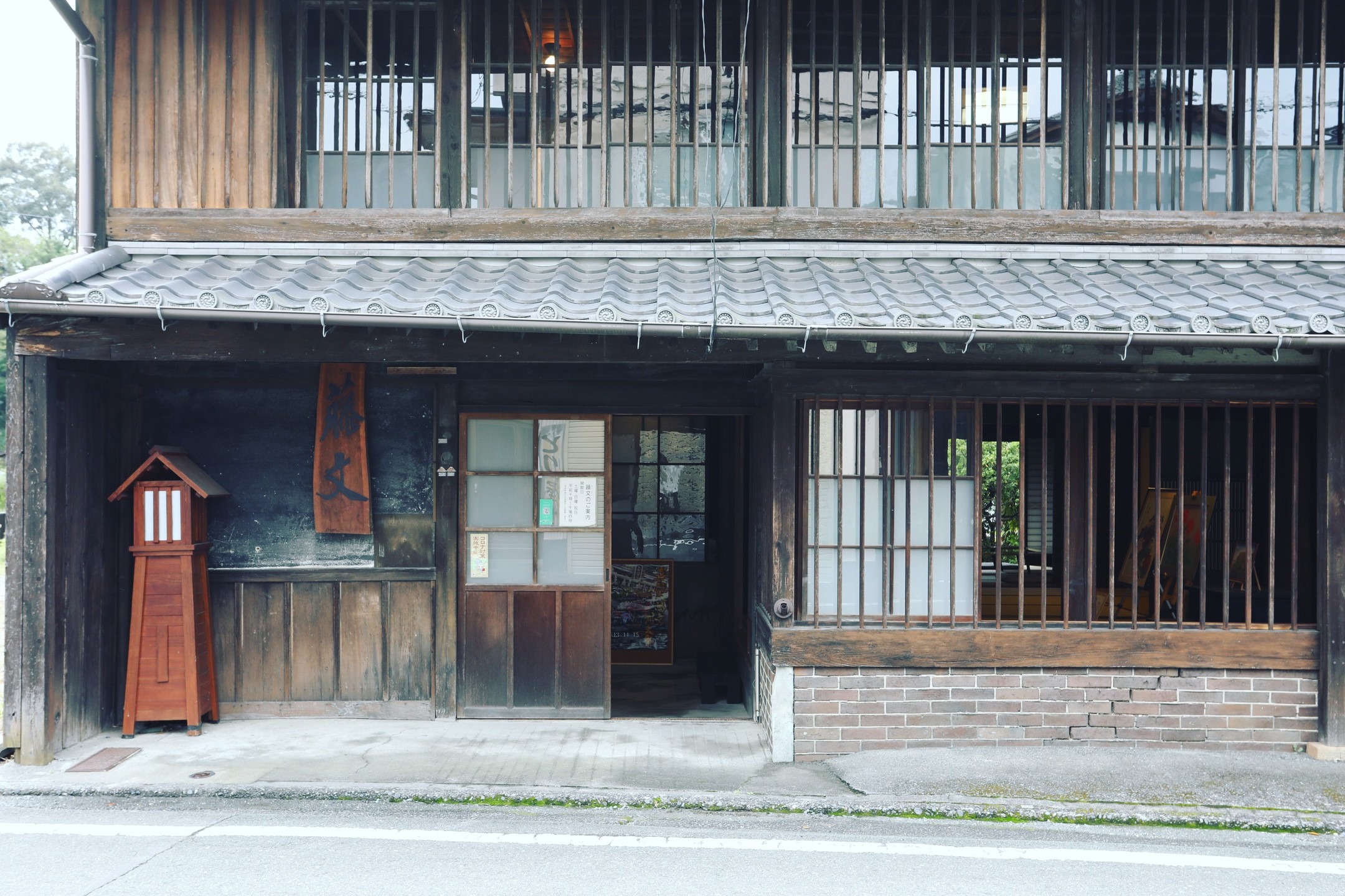 One of exciting activies in our tour is visiting old houses used as inns in Edo era on TOKAIDO. We will take you two post towns, one is Nissaka (日坂宿). Amazing architectures are waiting for you here.
#tokaido #architecture #oldjapan #Kakegawa #nissaka #viptour #edo #greentea #posttowns #shizuoka