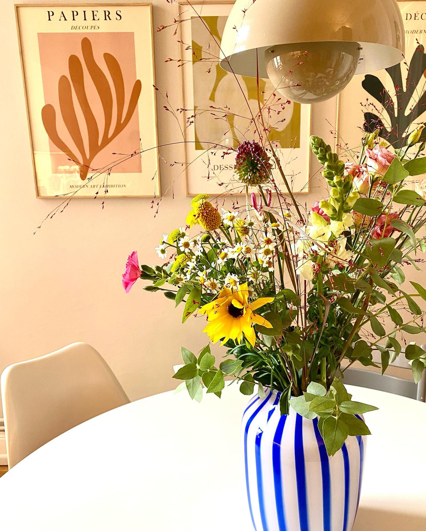 Fresh Flowers vom Lieblingsblumenladen. Danke #grüneflora für den tollen Strauss. Siehe unterm Tisch unsere neuen Mitbewohner: Momo & Pauli
#interior #altbauliebe #küche #designinspiration #posterclub #blumenliebe #grafikdesigner #katzenliebe