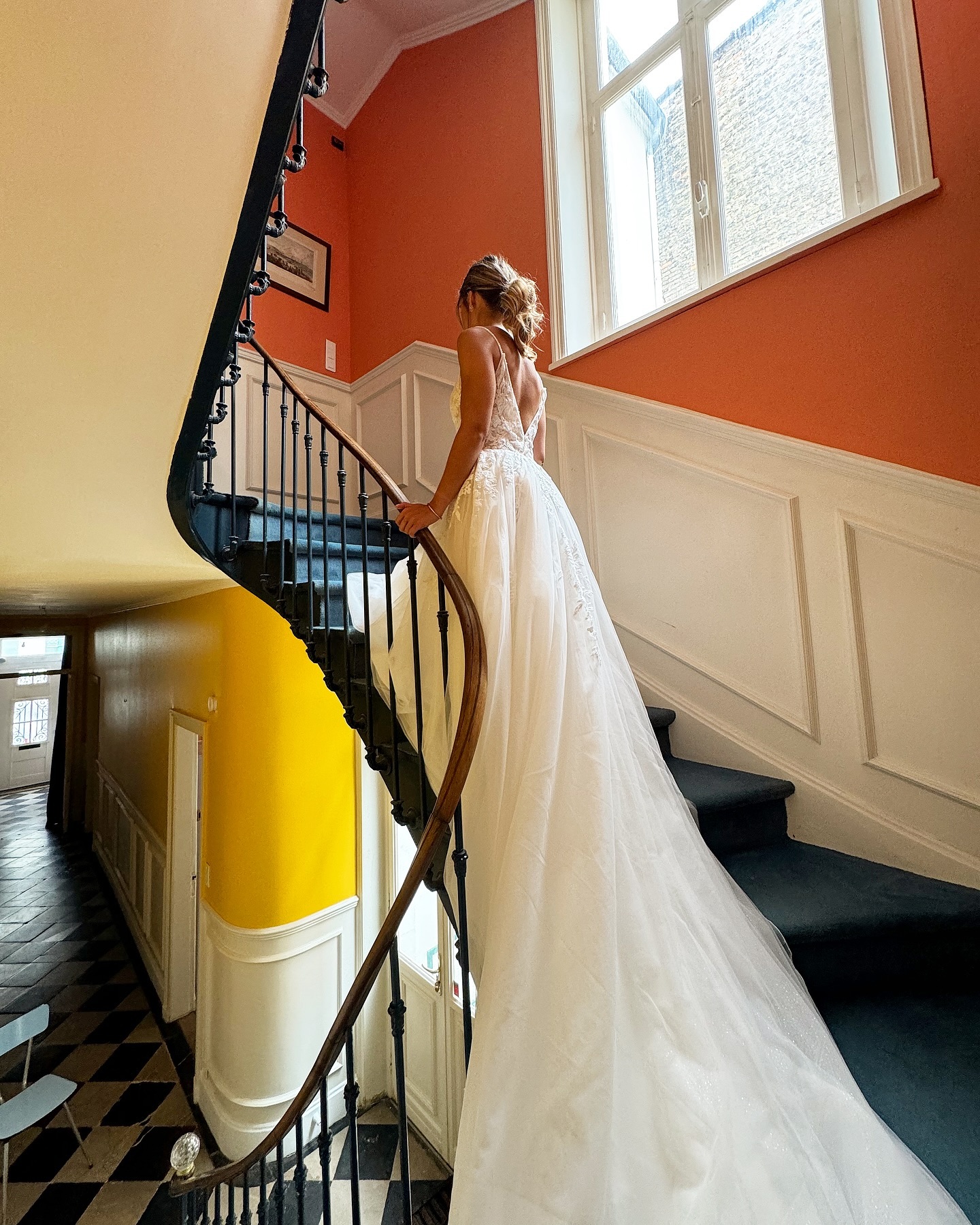 Robe de mariée princesse Ambre 🧡
La robe présente une longue traîne qui s'étend gracieusement derrière elle. Le dos de la robe est ouvert, mettant en valeur de délicats détails en dentelle. La robe est ajustée au niveau de la taille, puis s'évase en une jupe volumineuse, créant un contraste harmonieux entre le haut ajusté et la jupe ample et fluide.
Disponible à la location - taille 42
Mariage - location - Lille
#robedemariee #robe #location #lille #dentelle #mariage