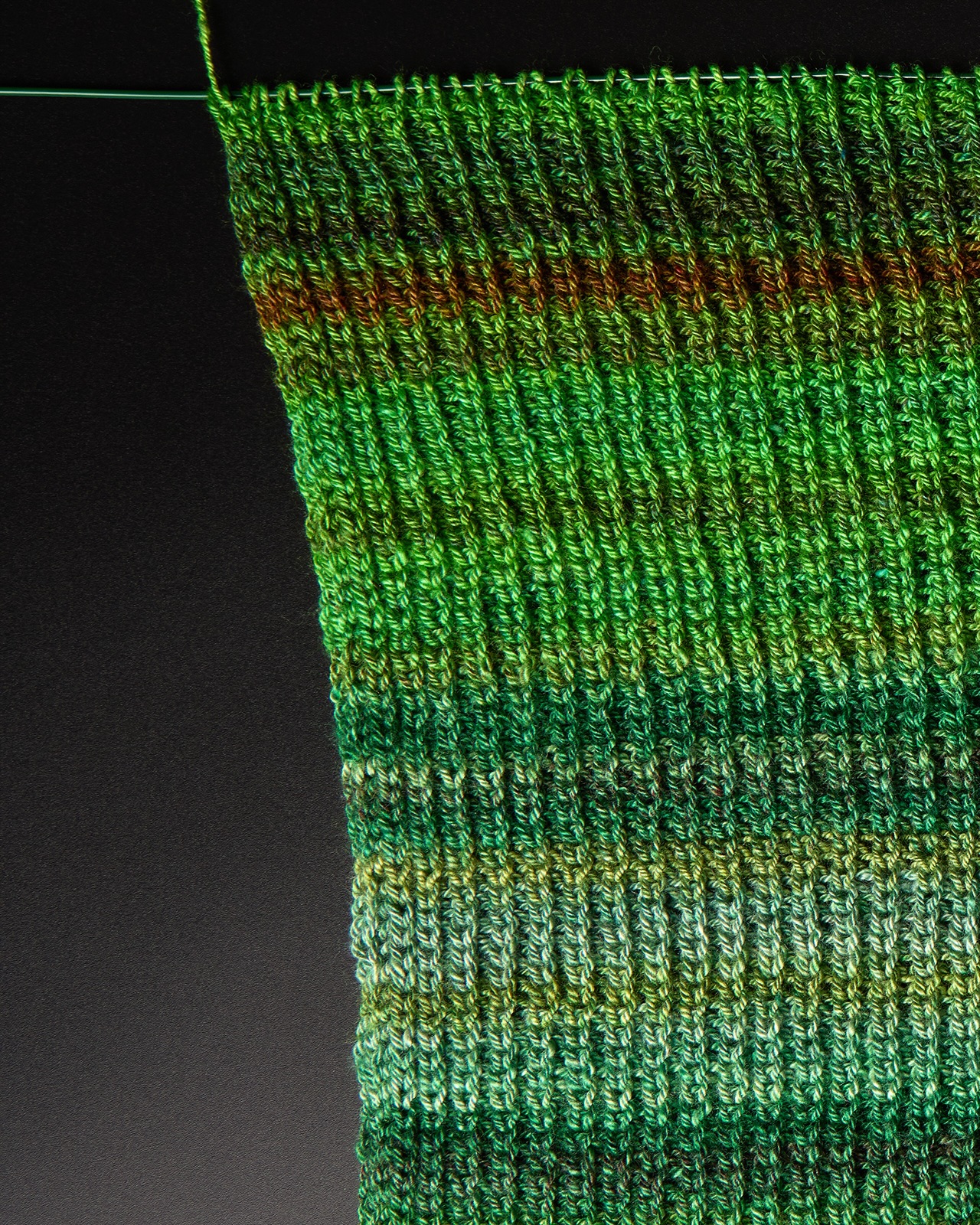 A closer view of the fifth of eight sections for my Jaunty out of the gradient set Avenue. These greens make my heart sing. 💚
Avenue on Merino/Mulberry Silk 60/40 dyed by @inglenookfibers
Jaunty-Along hosted by @dreareneeknits and @daedalusspinningwheels
#jauntySAL #daedalusspinningwheels #handspunhandknit #handspunshawl #igspinnersinspiration