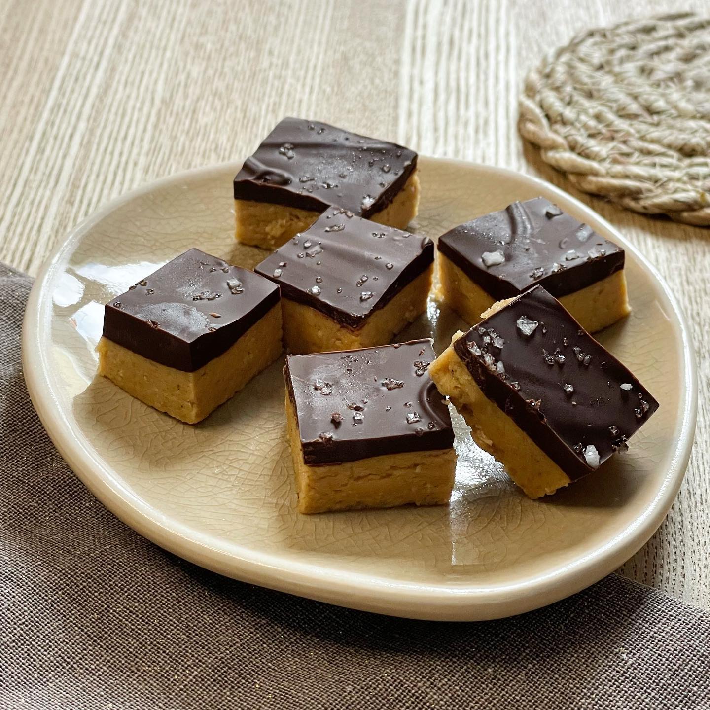 🍫🥜 carré gourmand, fondant et croquant
Hello ! Aujourd’hui je te retrouve pour une recette facile et rapide qui demande peu d’ingrédients, peu de temps, pas de cuisson et peu de matériel tout en étant ultra gourmande et réconfortante : des barres d’oléagineux et chocolat fondants et croquante !
✨Les ingrédients pour 10 à 18 pièces :
- 100g de purée de cacahuète
- 30g d’amande en poudre
- 30 à 40 g de chocolat
Facultatif :
- 1 cac de miel (ou autres sucrant au choix)
- 1 cac d’huile de coco (ou beurre)
- 1 pincée de vanille en poudre
- 1 pincée de fleur de sel
✨La méthode :
- mélanger ensemble la purée de cacahuète avec l’huile et le miel et faire chauffer légèrement afin que le mélange soit lisse et homogène
- Ajouter la poudre d’amande et la vanille jusqu’à obtenir une pâte homogène
- Dans un plat déposer et étaler sur 1 cm la préparation
- Faire fondre le chocolat et l’étaler sur la préparation
- Saupoudrer de fleur de sel
- Laisser au réfrigérateur au moins 10 min (le chocolat doit durcir)
- Découper des petits carrés et déguster !
Astuces :
- ont peut varier la purée de cacahuète avec une autre purée d’oléagineux comme de la purée de noisette par exemple
- Ont peut varier la poudre d’amande par les noix de coco râpé ou de la poudre de noisette
- Pour les personnes ayant besoins d’augmenter leurs apports en protéines il est possible de rajouter de la protéine en poudre (environ 30g) dans la préparation à base de purée de cacahuète et de poudre d’amande !
•
🌾 Elodie Bernard Diététicienne Nutritionniste
✨ Consultation à distance, domicile à Cholet & cabinet Angers :
🌙 17 rue de Chantilly 49000 Angers
🍋 elodieb.diet@gmail.com
🌻 hellorecettediet.fr
☀️prise rdv Doctolib
•
#recette #cacahuète #chocolat #amande #recettefacile #recettemaison #recettesimple #recetterapide #alimentationvivante #alimentationintuitive
Pour le référencement :
(#recettehealthy #healthy #pertedepoids #mangersain #mangermieux #mangersainement #mangerequilibre #alimentationsaine #alimentationequilibree)