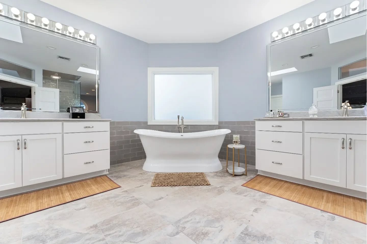 Traditional with a modern flare. This beautiful #starmarkmakeover left this bathroom feeling so open and bright while keeping the existing layout footprint.
📸 @riptide.media
@starmarkcabinetry
@fergusonshowrooms
@msisurfaces
@bathrooms_of_insta
#bathroomdesign #bathroomremodel #bathroomrenovation #bathroom #kitchandbathdesign #openandbright