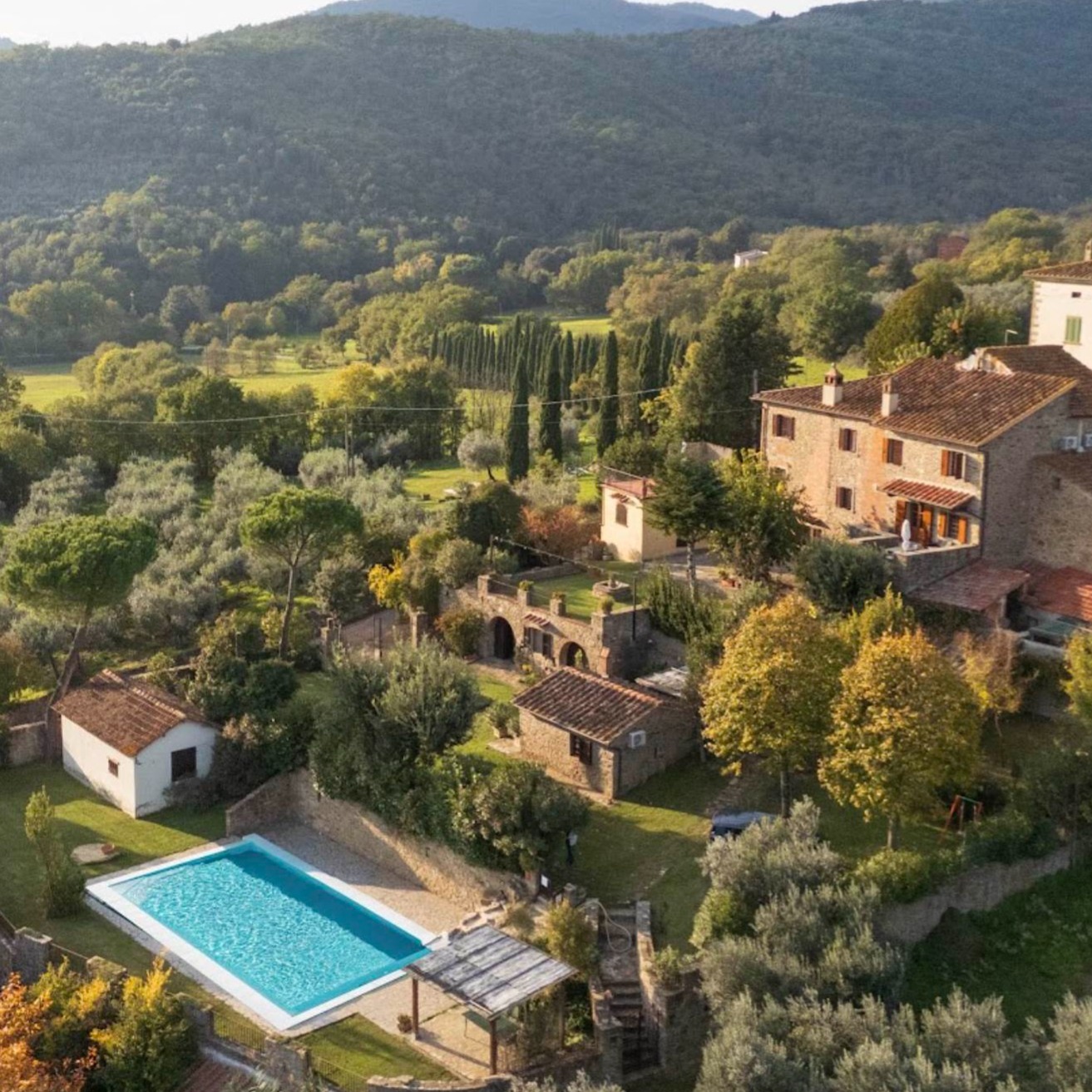 🏡 Charming Stone Farmhouse Near Castiglion Fiorentino 🌿
Located in the stunning Tuscan countryside, this beautifully restored stone farmhouse offers a blend of rustic charm and modern comfort. Currently an agritourism property, it’s also perfect as a private home.
Property Features:
3 Apartments:
Separate apartment with panoramic terrace, living room, kitchen, 2 bedrooms, and 1 bathroom.
Second apartment with a 50sqm balcony.
Ground-floor apartment with living room, kitchenette, bedroom, and large bathroom.
Studio Guesthouse with private outdoor space.
Outdoor Space: Swimming pool, garden, BBQ area, and laundry room.
Additional Features:
5 hectares of land including 600 productive olive trees.
A ruin ready to be renovated into a 100 sqm residence.
Annex with studio apartment, storage, and cellar.
Perfect for both a hospitality business or a private retreat. 🌅
💰 Price: €1,100,000
#tuscanstyle #toscana #tuscanvilla #toscanarealestate #realestate