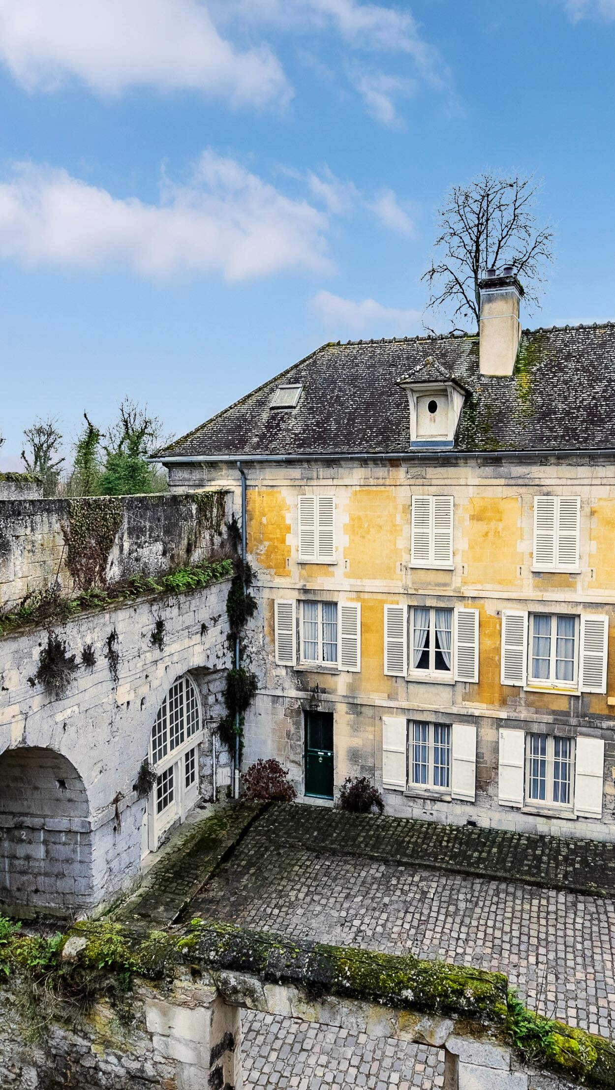 Personne ne s’attend à ça à Senlis…
Presque un hectare en plein centre-ville. Oui, vraiment. 🌳🏡
Un poumon vert unique, avec plus de 300 m² de bâti à réinventer.🏠🛌
Maison de famille, investissement, les possibilités ici sont énormes. 📦🥰
Comme moi je pense que vous tomberez amoureux de cet environnement si bucolique avec de sublimes arbres, les ruines d’un moulin et la rivière 💧
La maison fait partie des biens rare, a rénovée mais ayant conservé tout son caractère. C’est un diamant brut à réinventer !
🏡💌🤍 commentez « moulin » pour recevoir les infos 😉
#senlis #immobilierdeluxe #demeuredecharme #maisonavendre #frenchrealestate