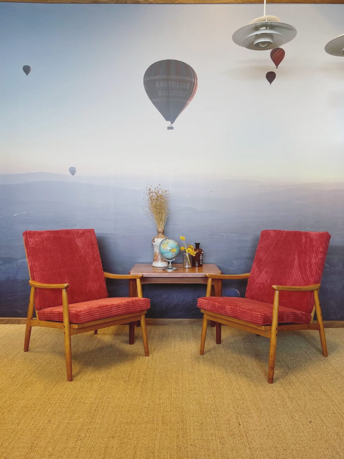 Paire de fauteuils tout juste retapissé dispo en ligne! (Lien en bio)
#mobilier #mobiliervintage #décorationintérieure #fauteuilvintage #secondhand