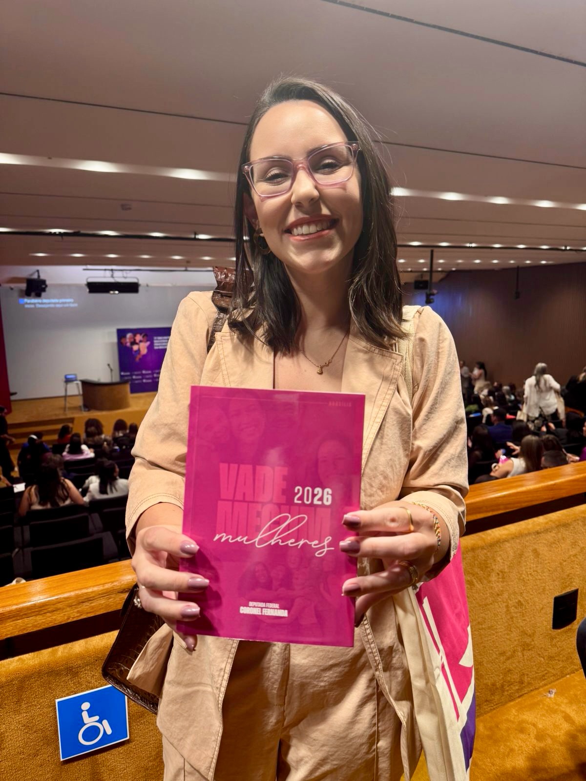 Ser Procuradora da Mulher também é ocupar Brasília para ampliar direitos e oportunidades.💜
Como Procuradora da Mulher, participei do Congresso Nacional das Procuradoras da Mulher, em um encontro fundamental para fortalecer o diálogo, construir políticas públicas e ampliar os direitos, a proteção e as oportunidades para as mulheres.
Também estive em agendas importantes com o deputado Newton Cardoso Jr., com o ministro Jader Filho e em debates com parlamentares que tratam de temas estratégicos para a cidade, como habitação, mobilidade urbana, saúde, direitos humanos e fortalecimento da Guarda Civil.
Nosso trabalho é esse: abrir caminhos, construir pontes e transformar articulação política em resultado real para Contagem.💜