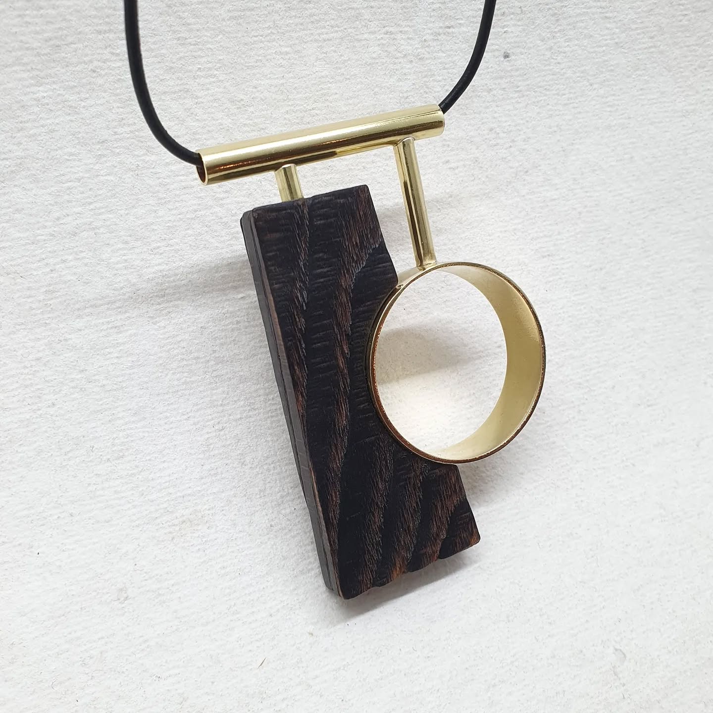 New necklace, fresh off the bench.
Burnt Ash, brass and leather cord.
At Divinity Studio @manchestercraft @redmondevejewellery
#jewellerydesign #jewelry #jewellery #Schmuck #bijoux #joalheria #joyeria #bijuteria #yakisugi #shousugiban