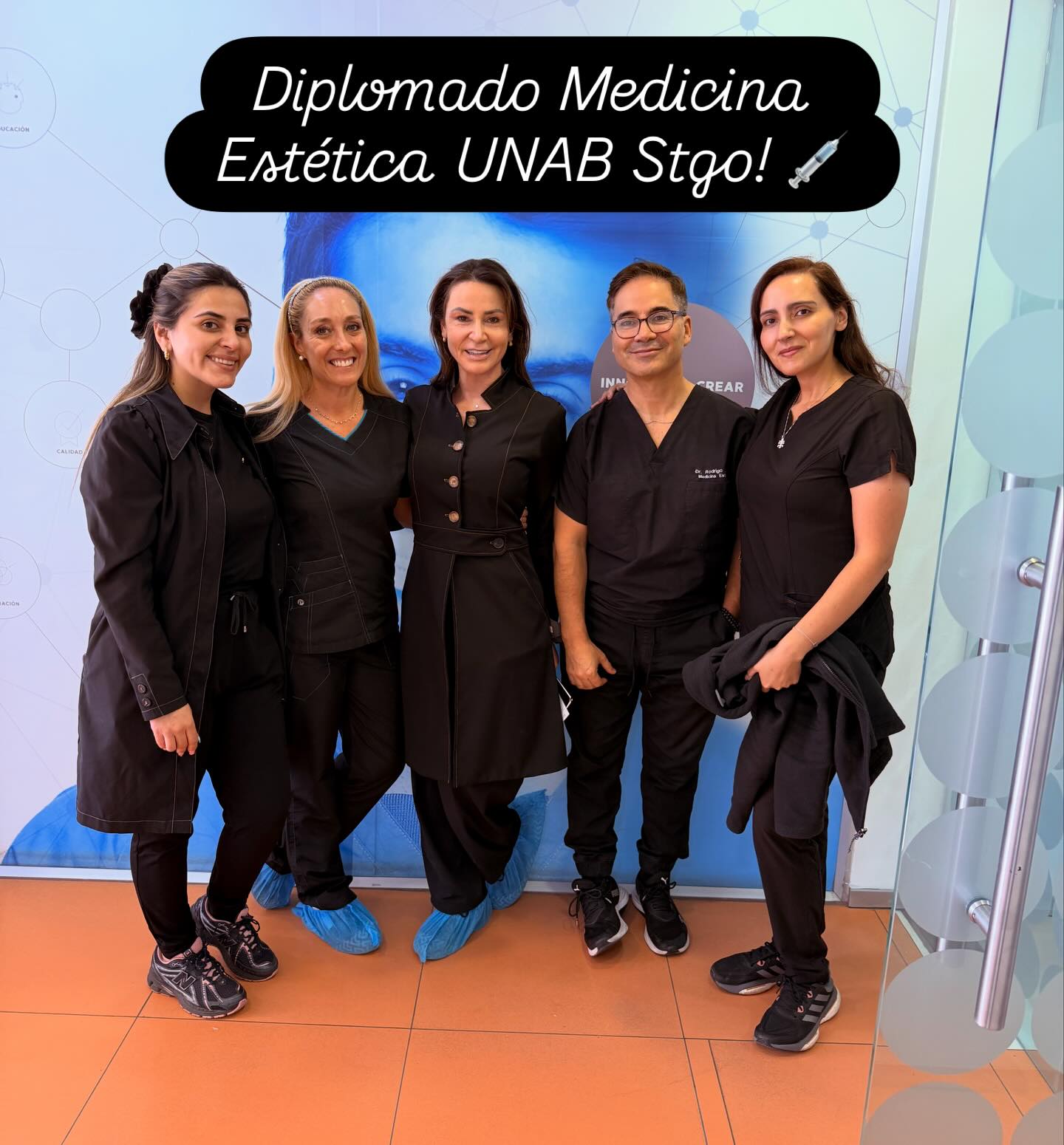 ✨ Este sábado viví una nueva jornada de aprendizaje en mi diplomado de Medicina Estética en la Universidad Andrés Bello, Santiago.
En esta ocasión, profundizamos en protocolos de toxina botulínica Full Face 🧠💉, abordando puntos estratégicos que permiten:
✔️ Rejuvenecer de forma armónica
✔️ Prevenir el envejecimiento progresivo
✔️ Mejorar la calidad de la piel y expresión facial
La medicina estética actual no busca cambiarte, sino resaltar tu belleza natural con técnicas seguras y personalizadas ✨
💬 ¿Te gustaría conocer estos protocolos y evaluar qué es lo ideal para ti?
📍 Te espero en Dentsalud Ortodoncia – 7 norte 645 of 514 Viña del Mar
📲 Agenda tu evaluación +56 9 9497 9558
#MedicinaEstetica #ToxinaBotulinica #FullFace #RejuvenecimientoFacial #botox