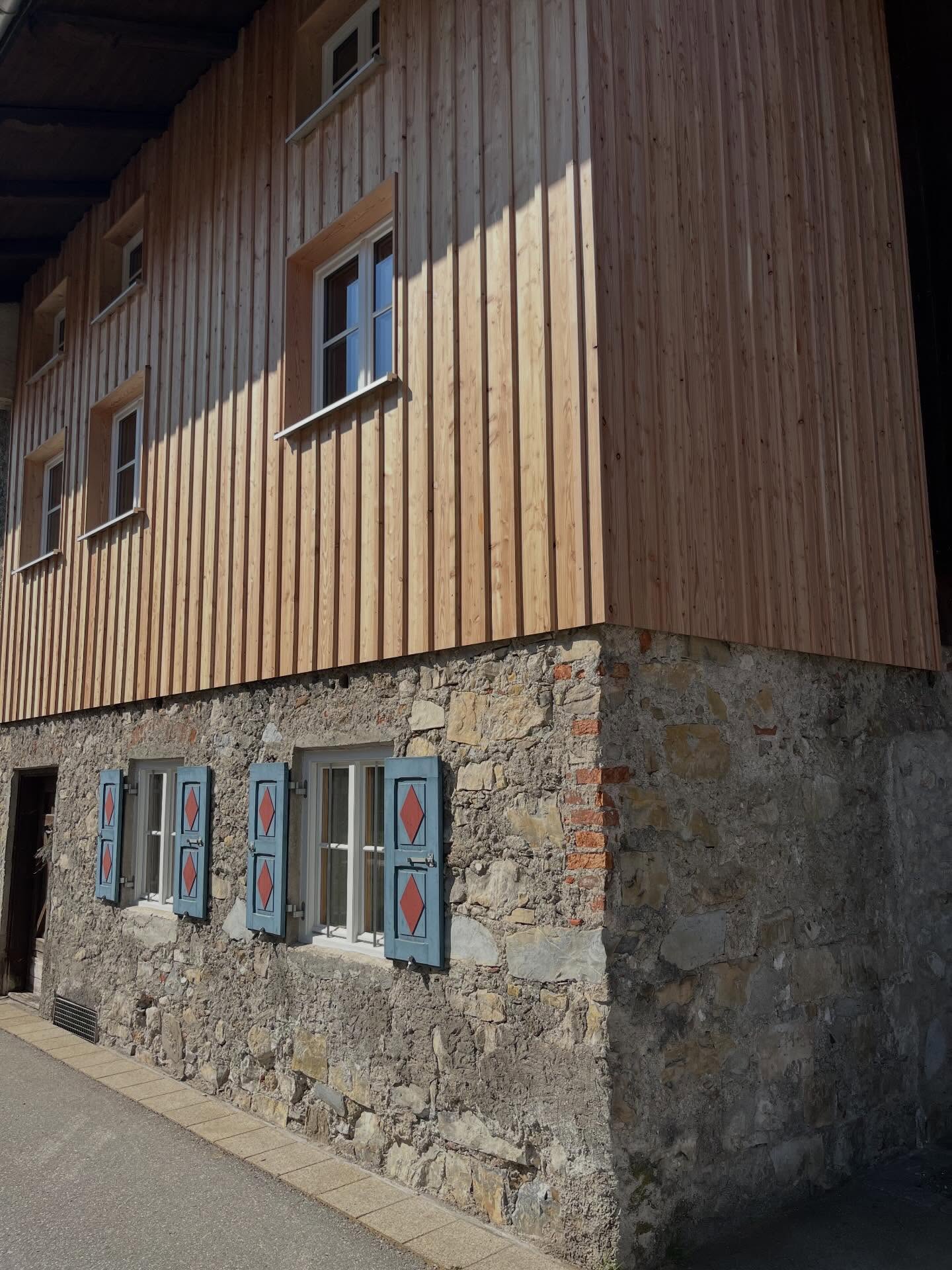 ZEITLOS SCHÖN🤎
Für diesen alten Hof durften wir eine neue Lärchenholz-Außenschalung anbringen.
Die Kunden wollten unbedingt den ursprünglichen Charakter bewahren – und das Holz fügt sich perfekt ein: warm, natürlich, charmant.✨
Wir lieben es, Häuser mit Holz noch mehr strahlen zu lassen. Handwerk, das einfach passt.
#altehofstelle #bauenmitholz #zimmereiniederthanner #ausaltmachneu #holzschalung